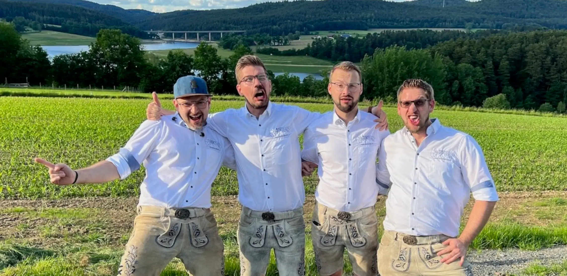 Die Partyband Almdoodler vor einem See bei einer Hochzeit in Roth.