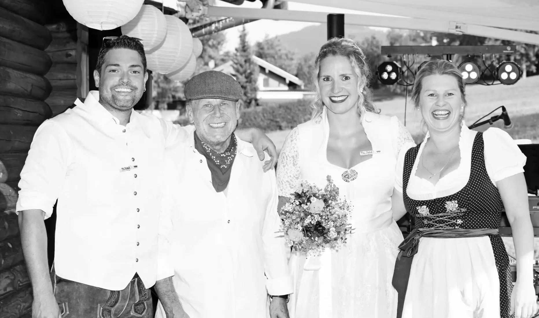 Das Duo CZECH AUT mit einem Brautpaar auf einer ihrer Hochzeiten.