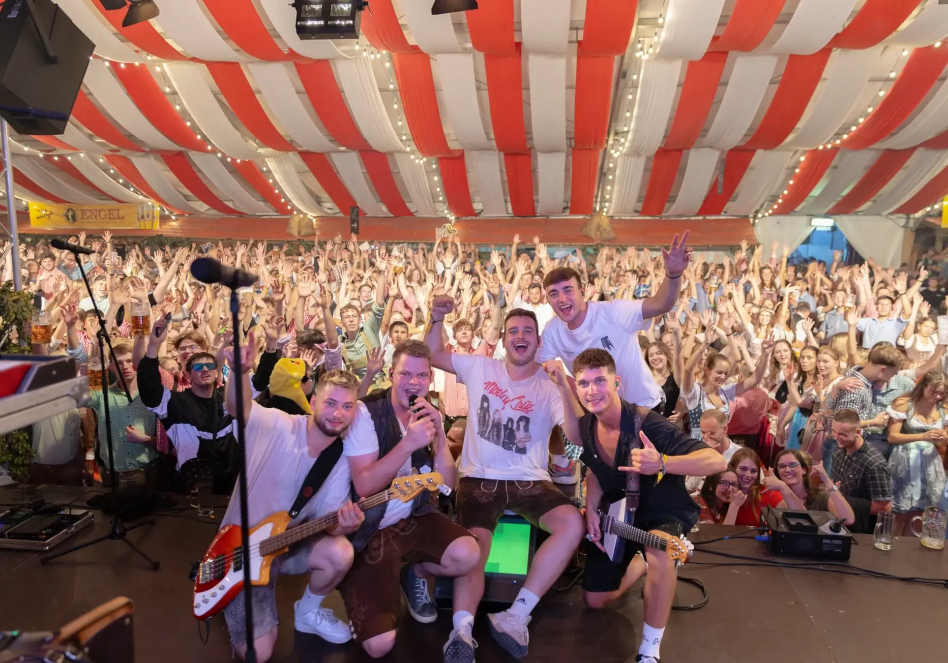 Die bayrische Partyband Hally Gally in Crailsheim beim Volksfest auf der Bühne.