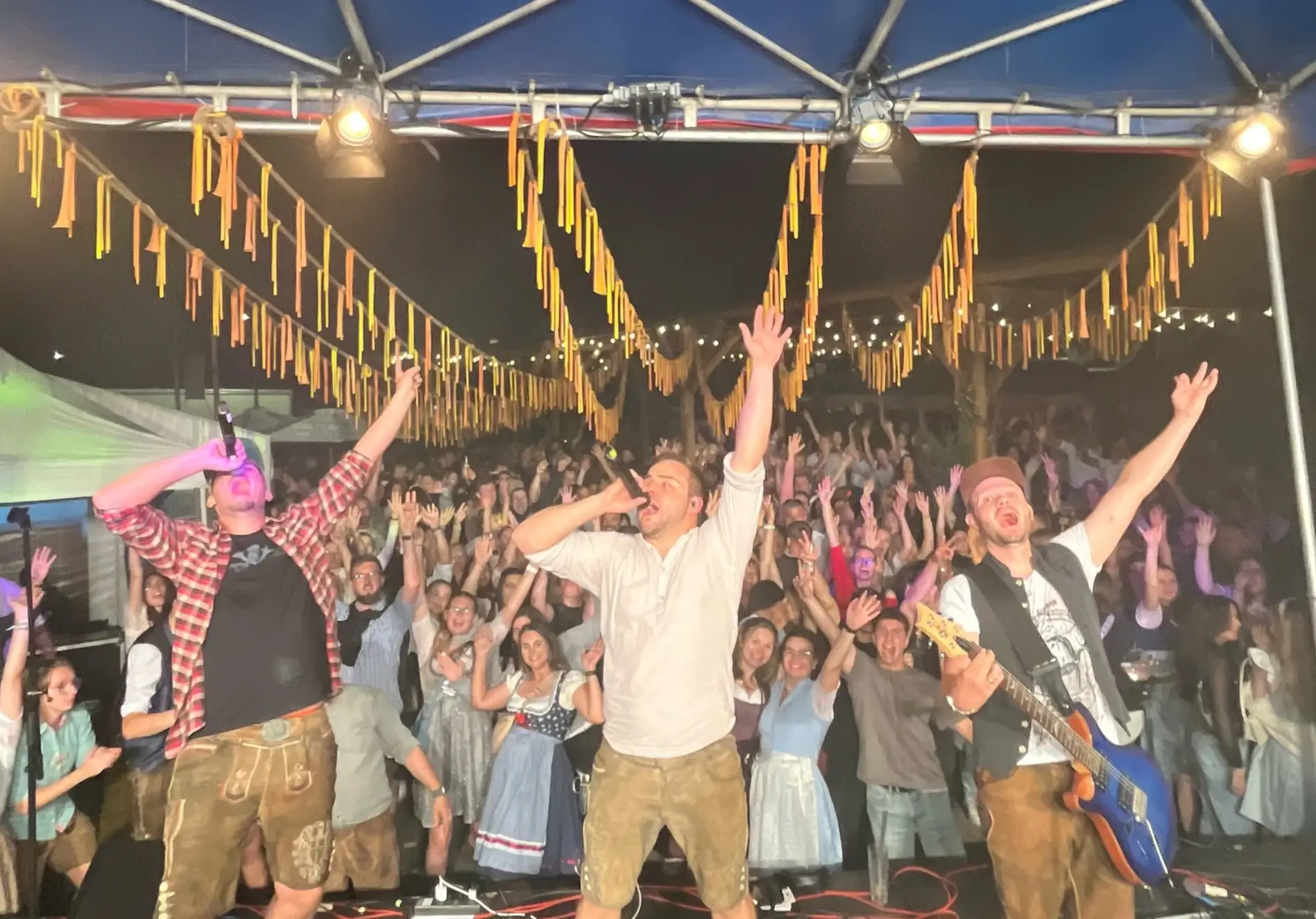 Die bayrische Parytenband Hob Nou beim FFW Gründungsfest von Sappenfeld auf der Bühne.