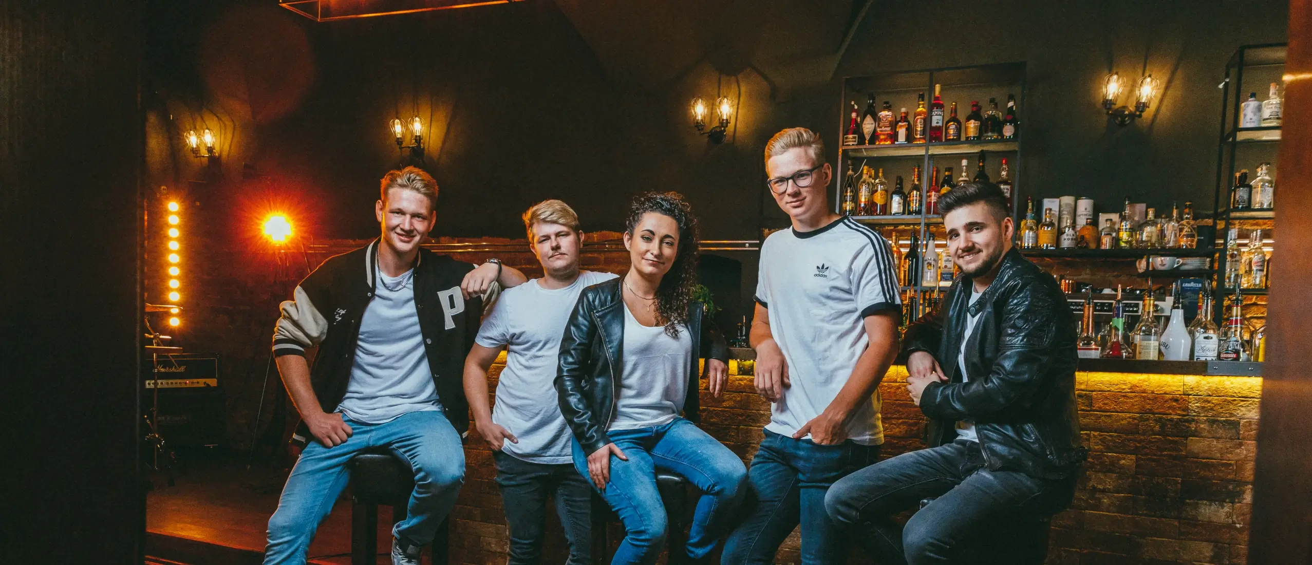 Die fünf Musiker der Partyband Hot Sugar bei einem Auftritt in einer Hotelbar in Landshut.