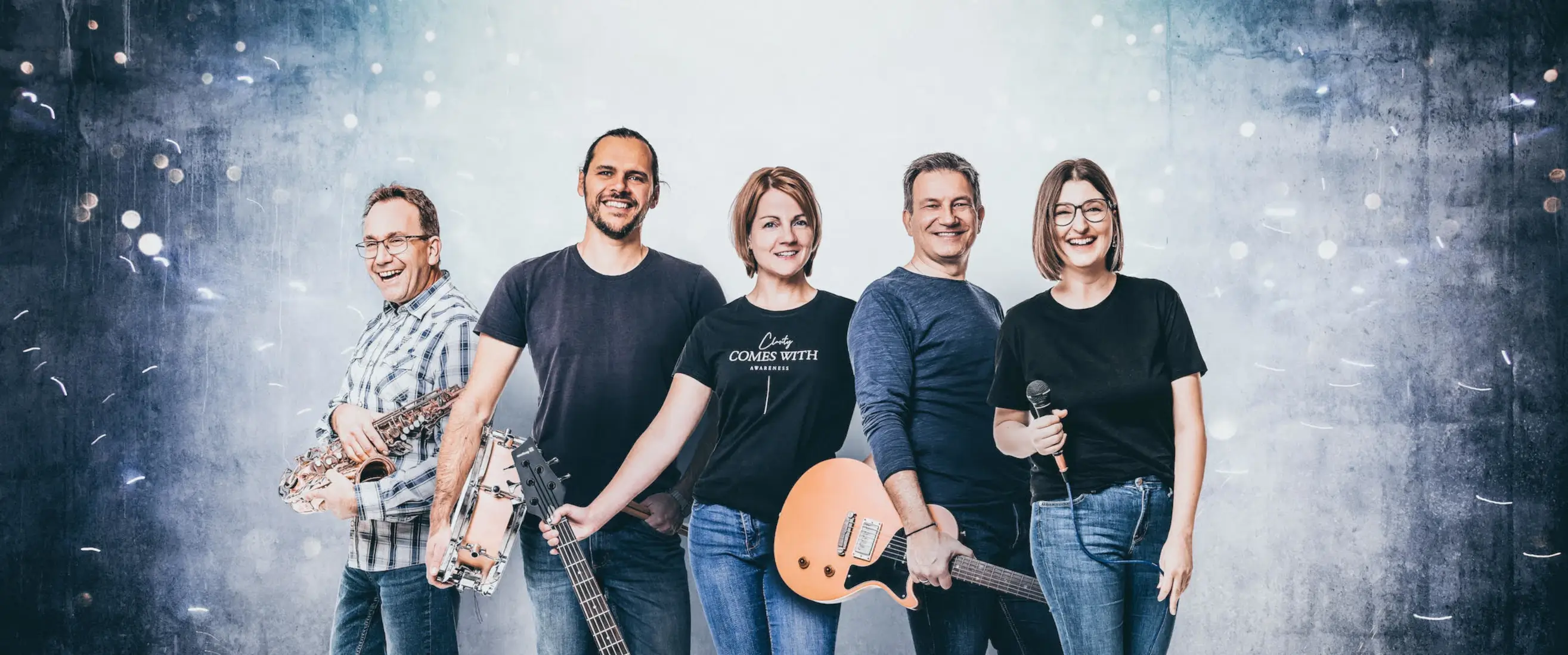Die Partyband Loops im Partyoutfit mit ihren Instrumenten.