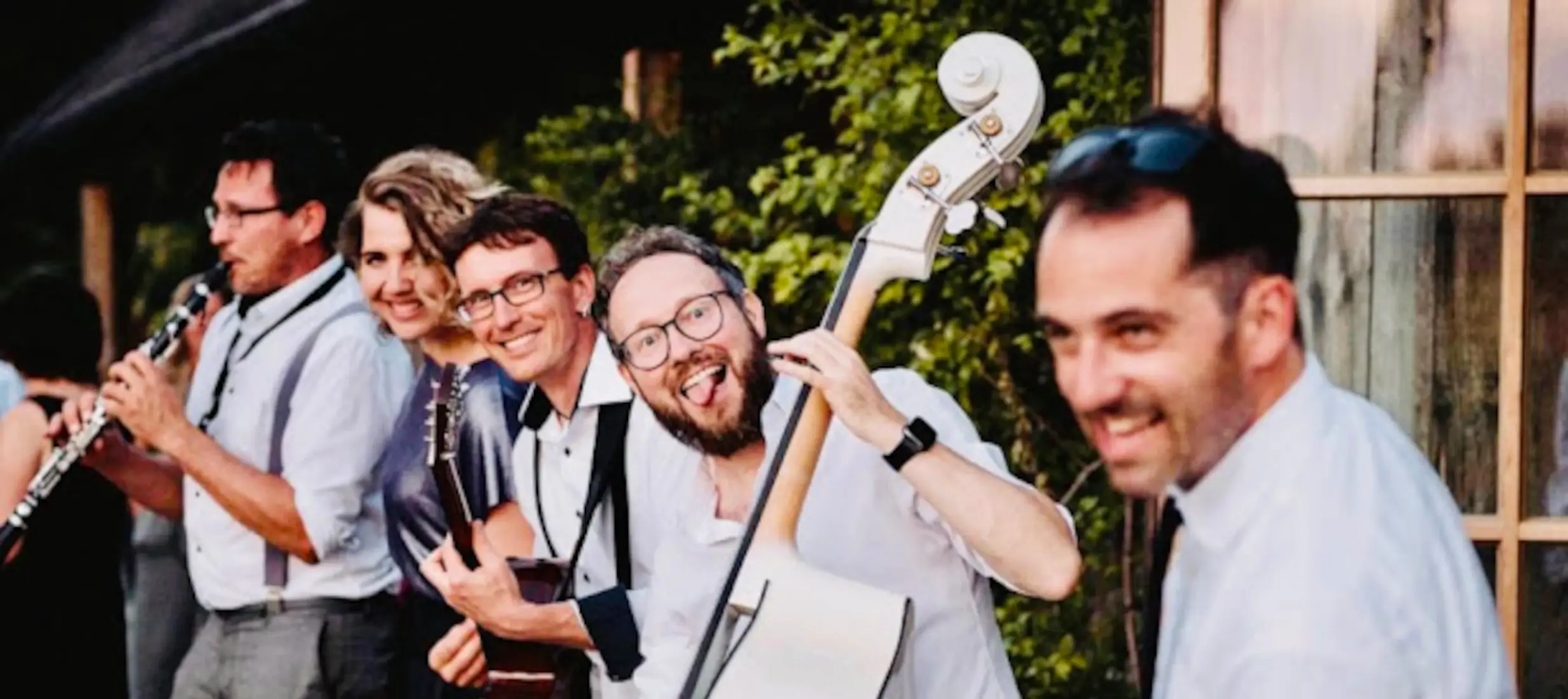 Die Musiker der Partyband LPC empfangen mit ihren Instrumenten ein Brautpaar bei einer Hochzeit.