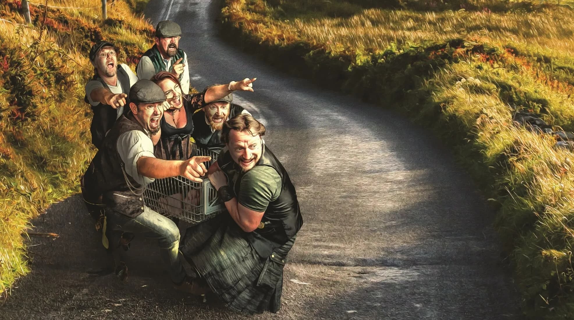 Die Irish Folk Band Tir Nan Og ziehen ihre Sängerin, die in einem Einkaufswagen sitzt, gemeinsam einen asphaltierten Weg auf einem Berg hoch und deuten alle mit ihren Armen auf ihr Ziel.