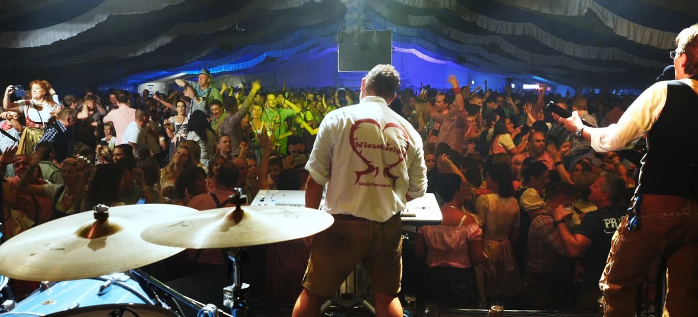 Die Partyband Wiesenkönige bei einem Oktoberfest auf der Bühne.