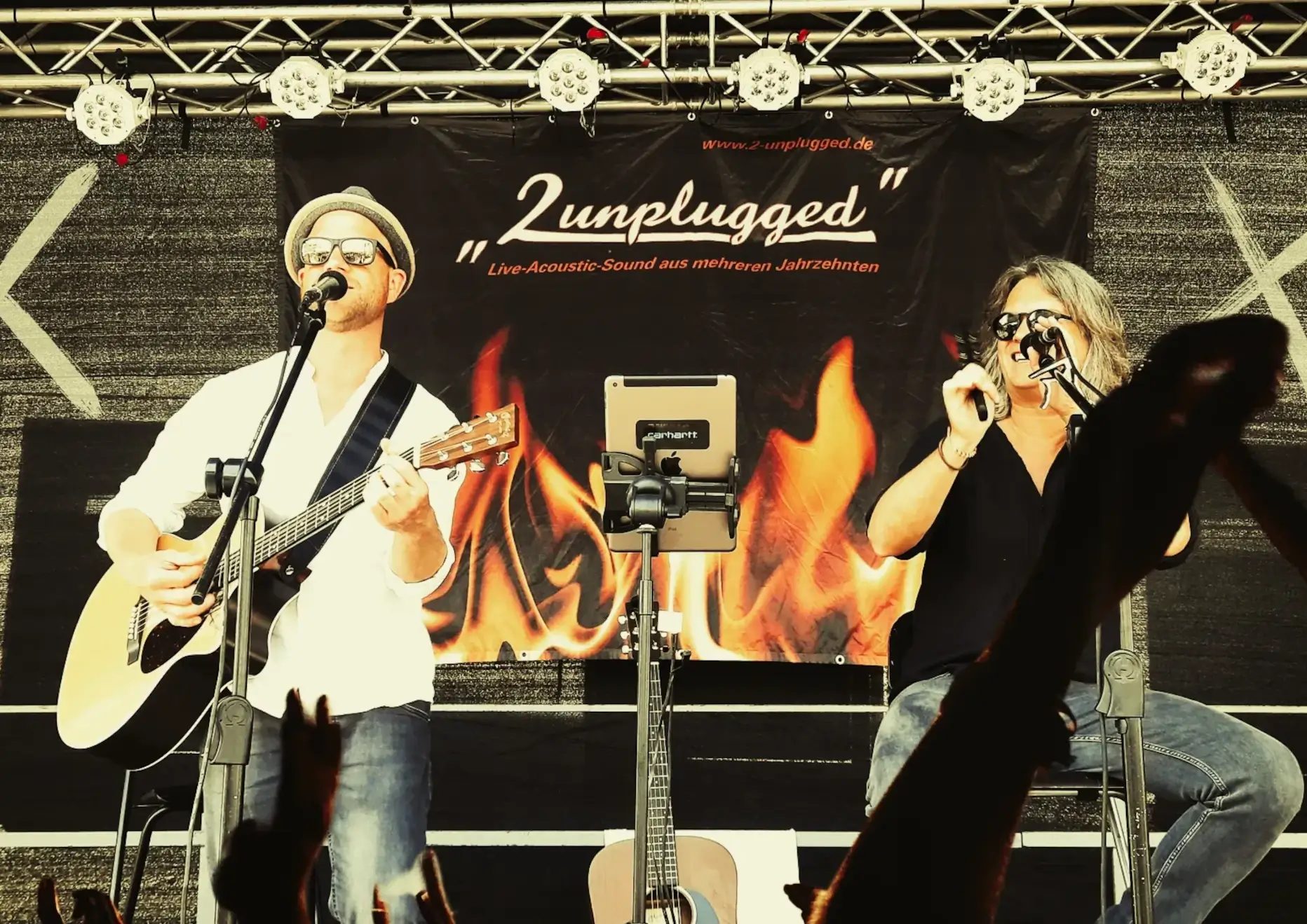 Die Akustikband 2 unplugged live auf der Bühne beim Bürgerfest in Ingolstadt.