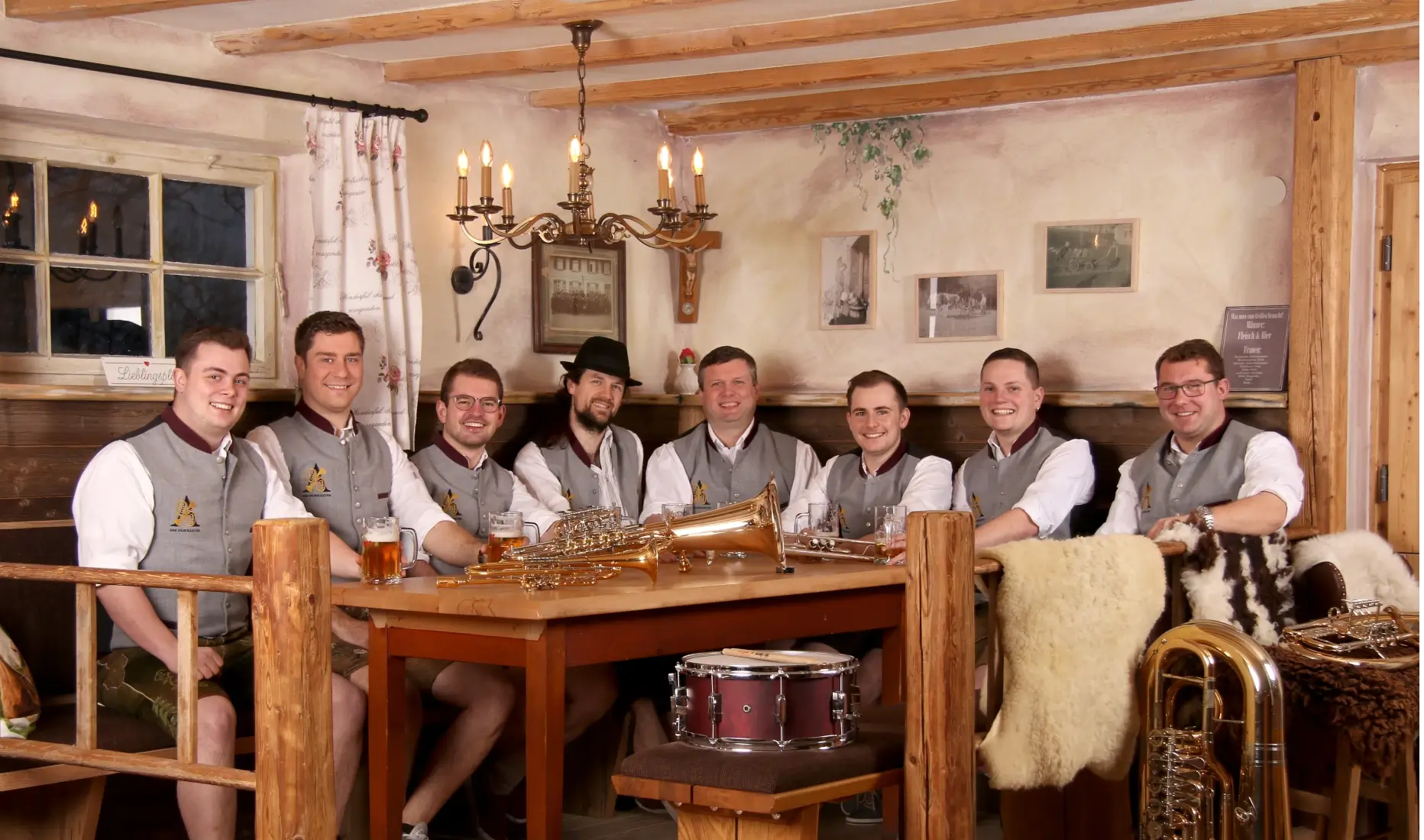 Die Musiker der Kapelle A96 aus Wangen im Allgäu sitzend in einer rustikalen Wirtschaft.