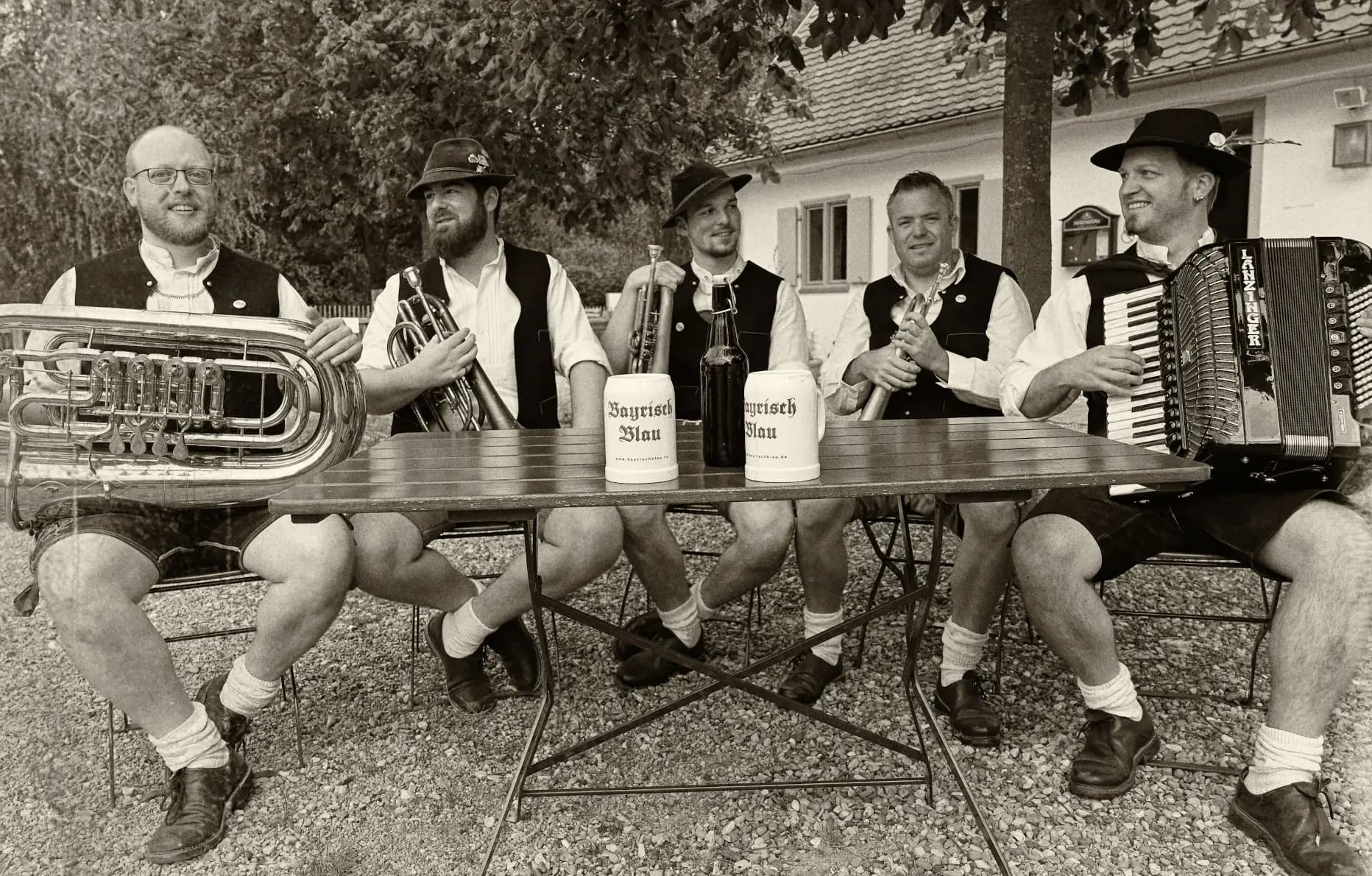Die Blaskapelle Bayrisch Blau bei spielen eines Frühschoppens in einem Biergarten in Ingolstadt.