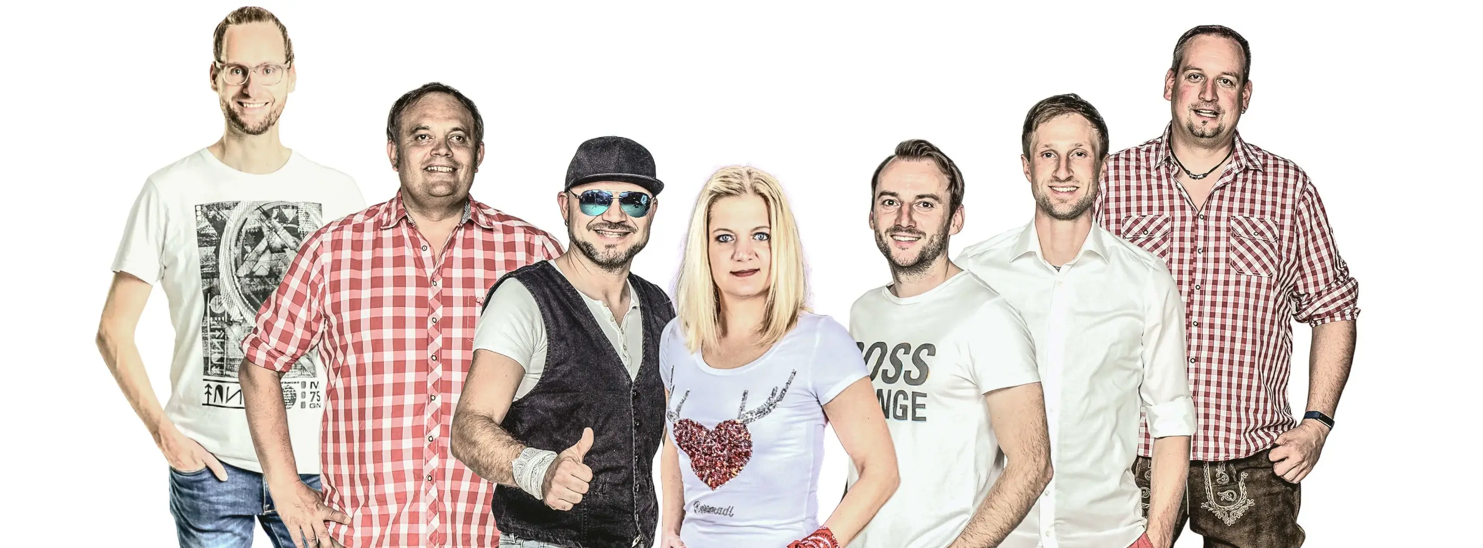 Die 7 Musiker der Partyband Best-of-Band im Fotostudio vor einer weißen Leinwand.