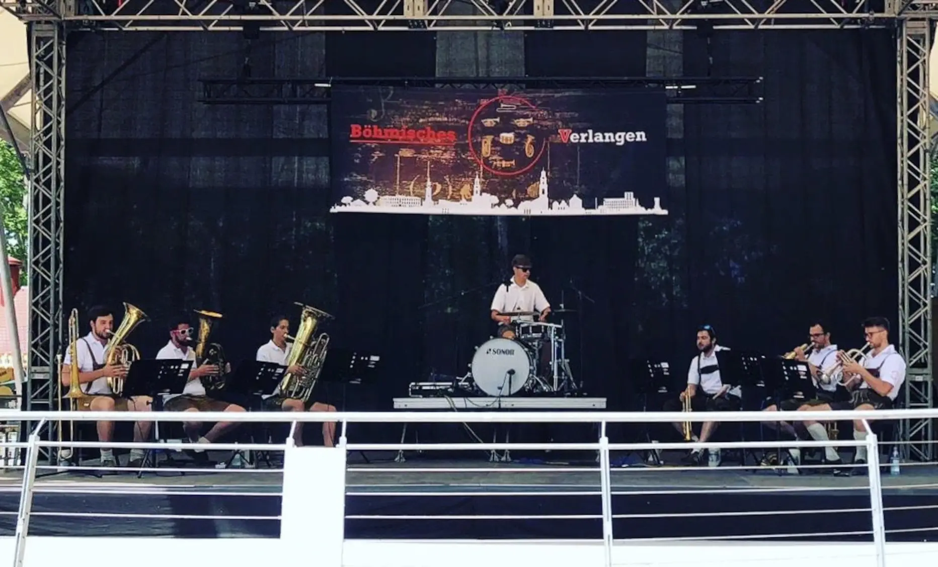 Die Musiker der Blaskapelle Böhmisches Verlangen auf der Bergkirchweih in Erlangen.