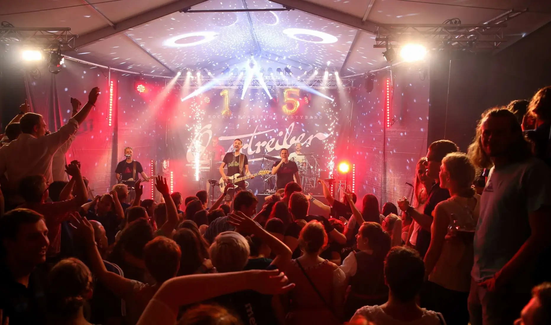 Quertreiber – die bayrische Partyband aus Ensdorf live beim Bühnenauftritt mit Lichteffekten, Pyrotechnik und feierndem Publikum im Festzelt – perfekte Stimmung für Volksfest, Gründungsfest oder FF-Jubiläum.