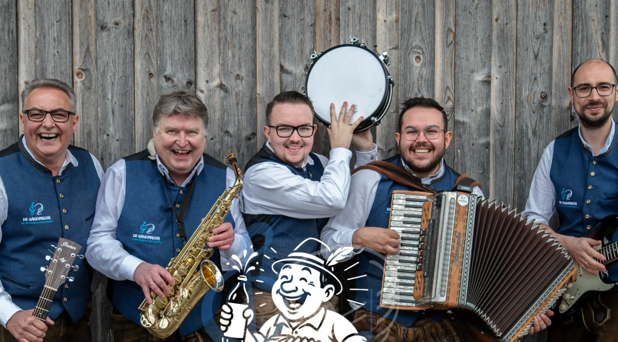 Die Party- und Stimmungsband De Gaudimacha mit ihrem Instrumenten nebeneinander stehend.