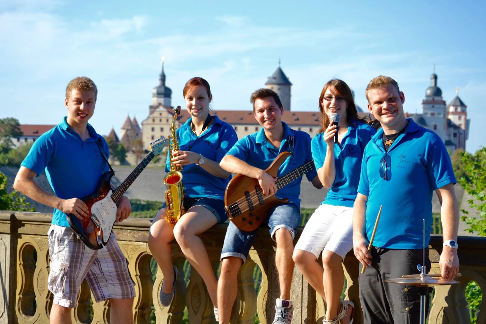 Die Musiker der Kirchenband Deep Decision vor einer Kirche in Würzburg.
