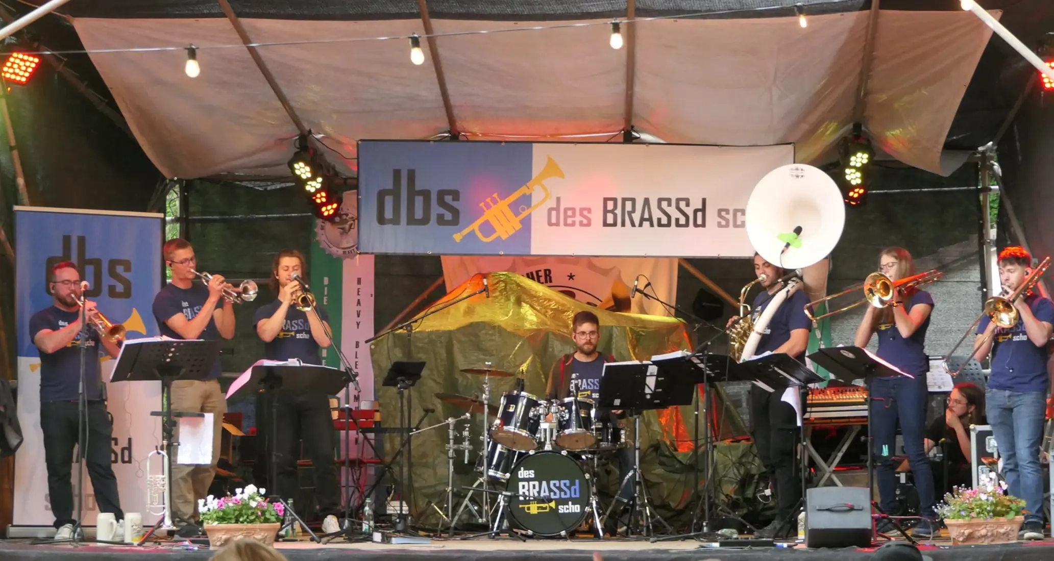 dBs – des BRASSd scho live auf der Bühne – junge Brassband mit Blasmusik und Party-Sound