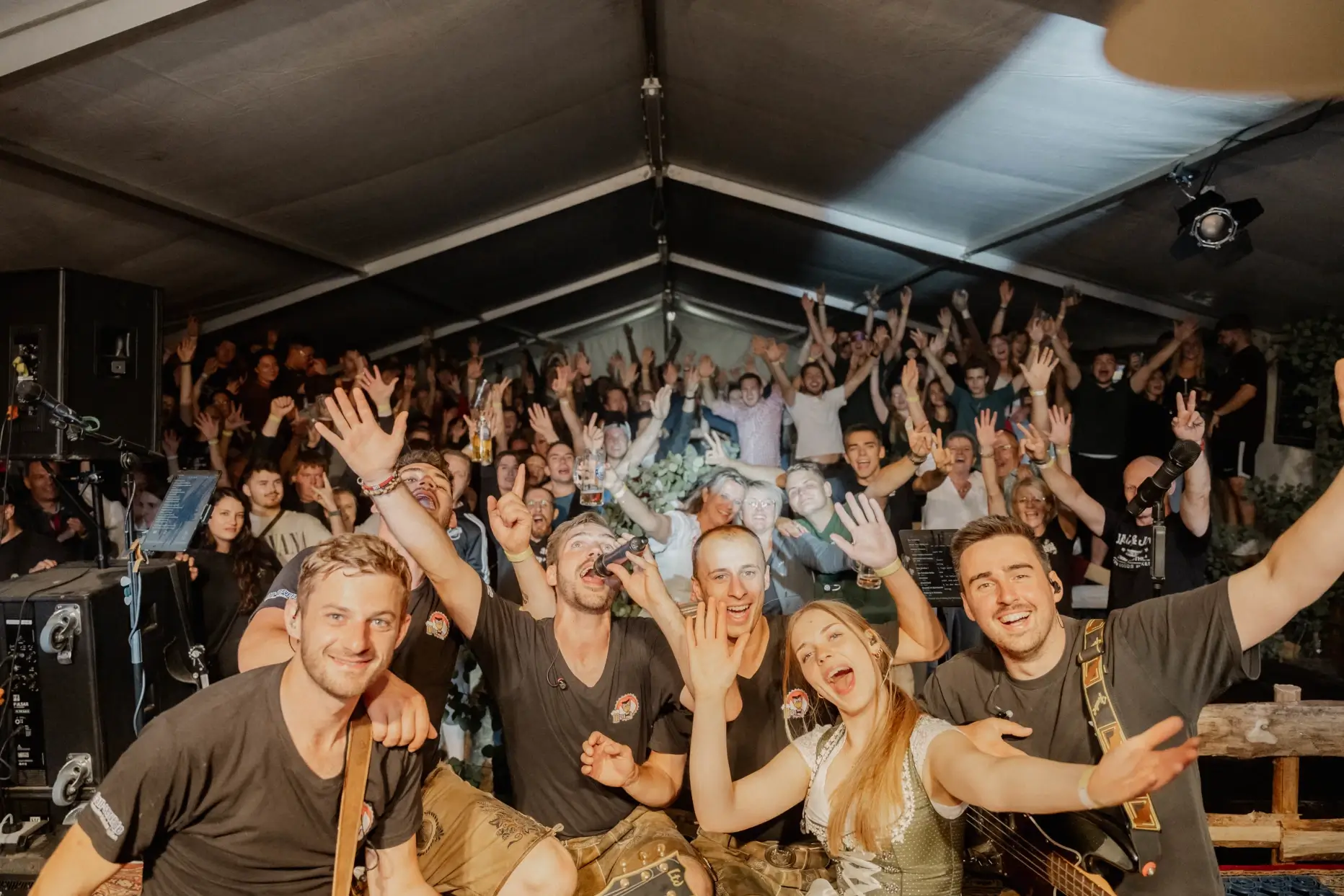 Die bayrische Partyband Die Haumdaucher bei einer Kirwa auf der Bühne.