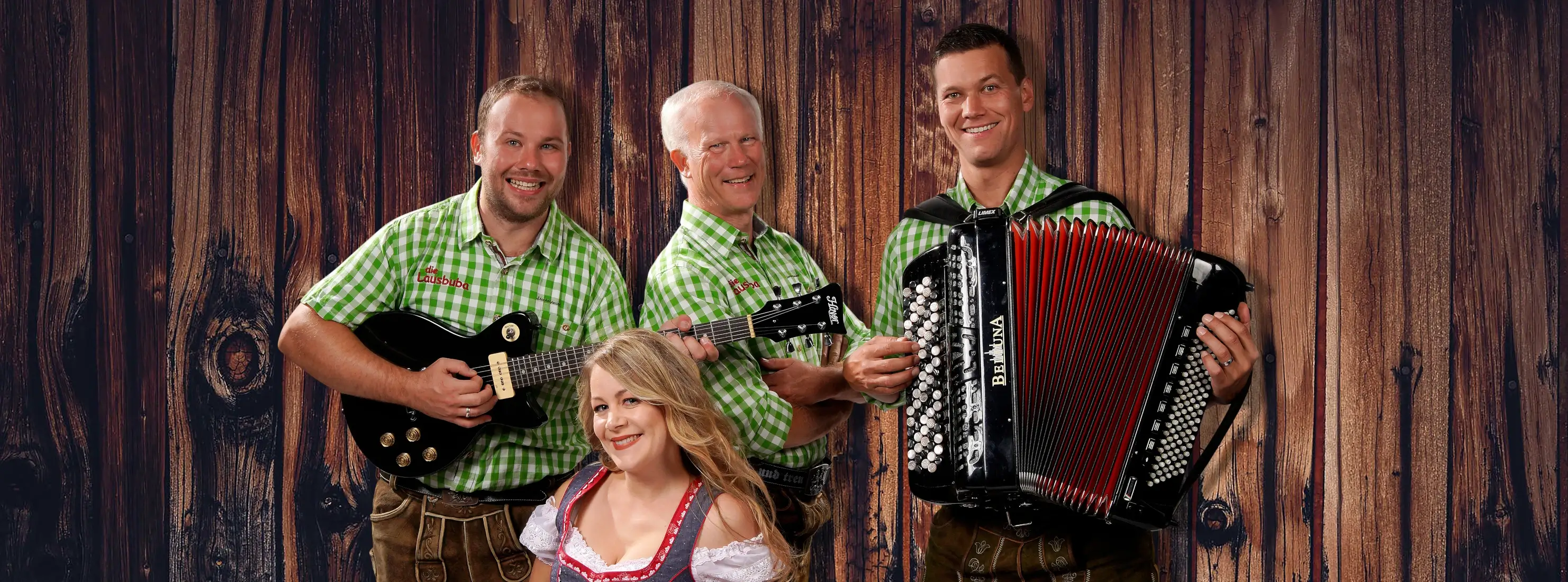 Die bayrische Partyband Die Lausbuba mit ihren Instrumenten bei einem Firmen-Oktoberfest.