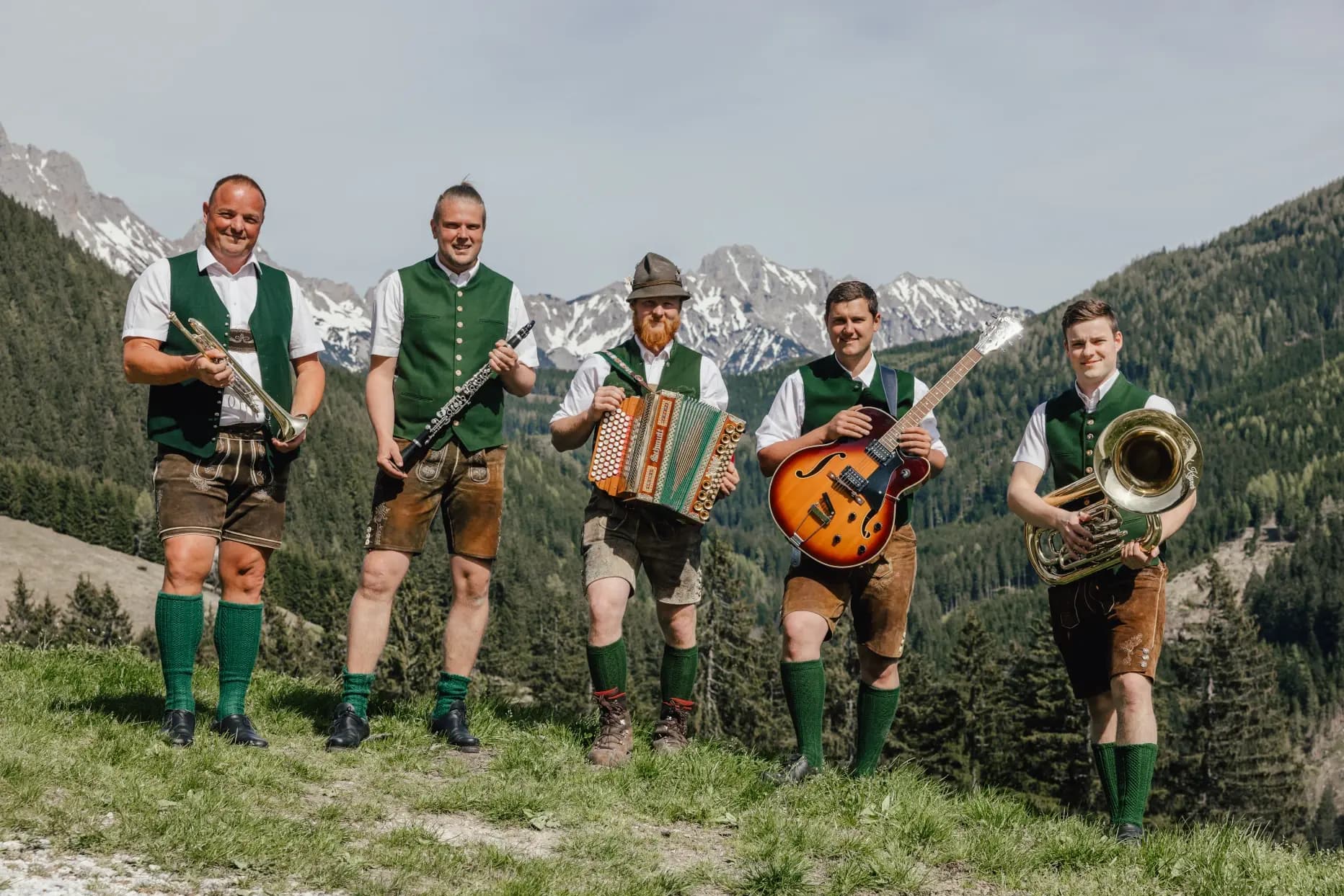 Ennstal Kryner – Volksmusik in Tracht vor Alpenpanorama
