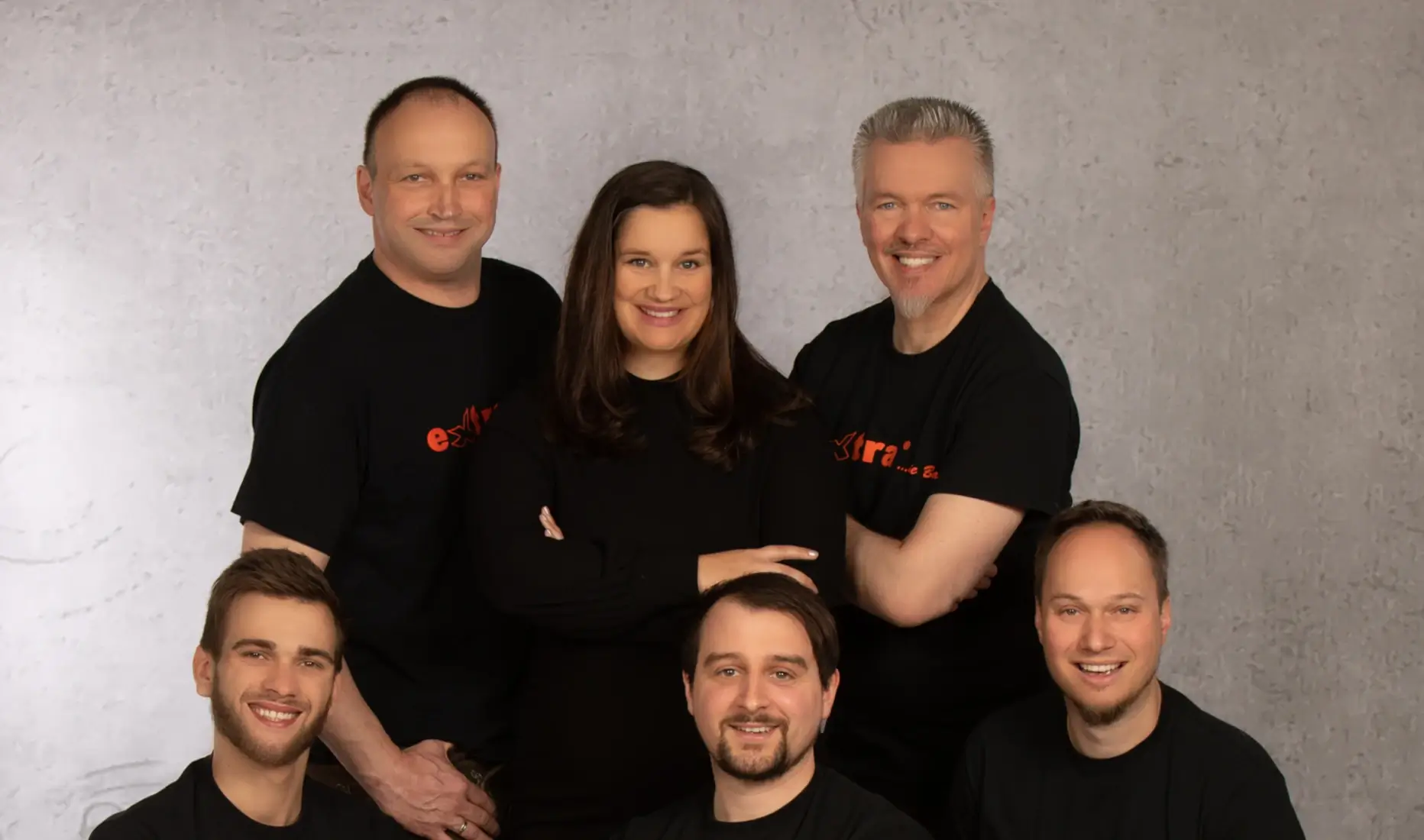 Die sechs Musiker der Partyband extra aus dem oberpfälzischem Wenzenbach bei Regensburg in einem Fotostudio.