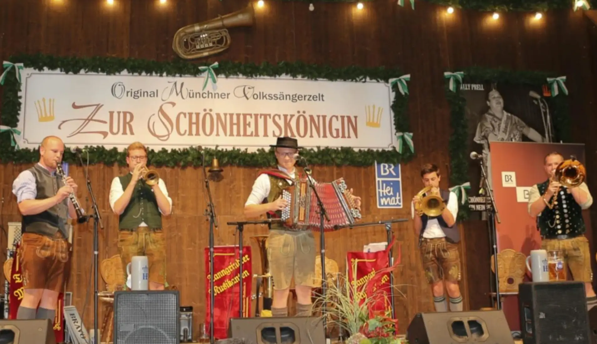 Die Kapelle Gaudinokerl auf der Bühne bei der Alten Wiesn in München beim Okterfest.