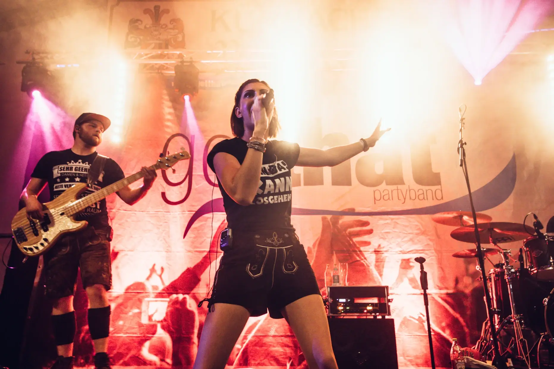 Die bayrische Partyband GetThat! auf live auf der Bühne mit der Sängerin in der Mitte beim singen.