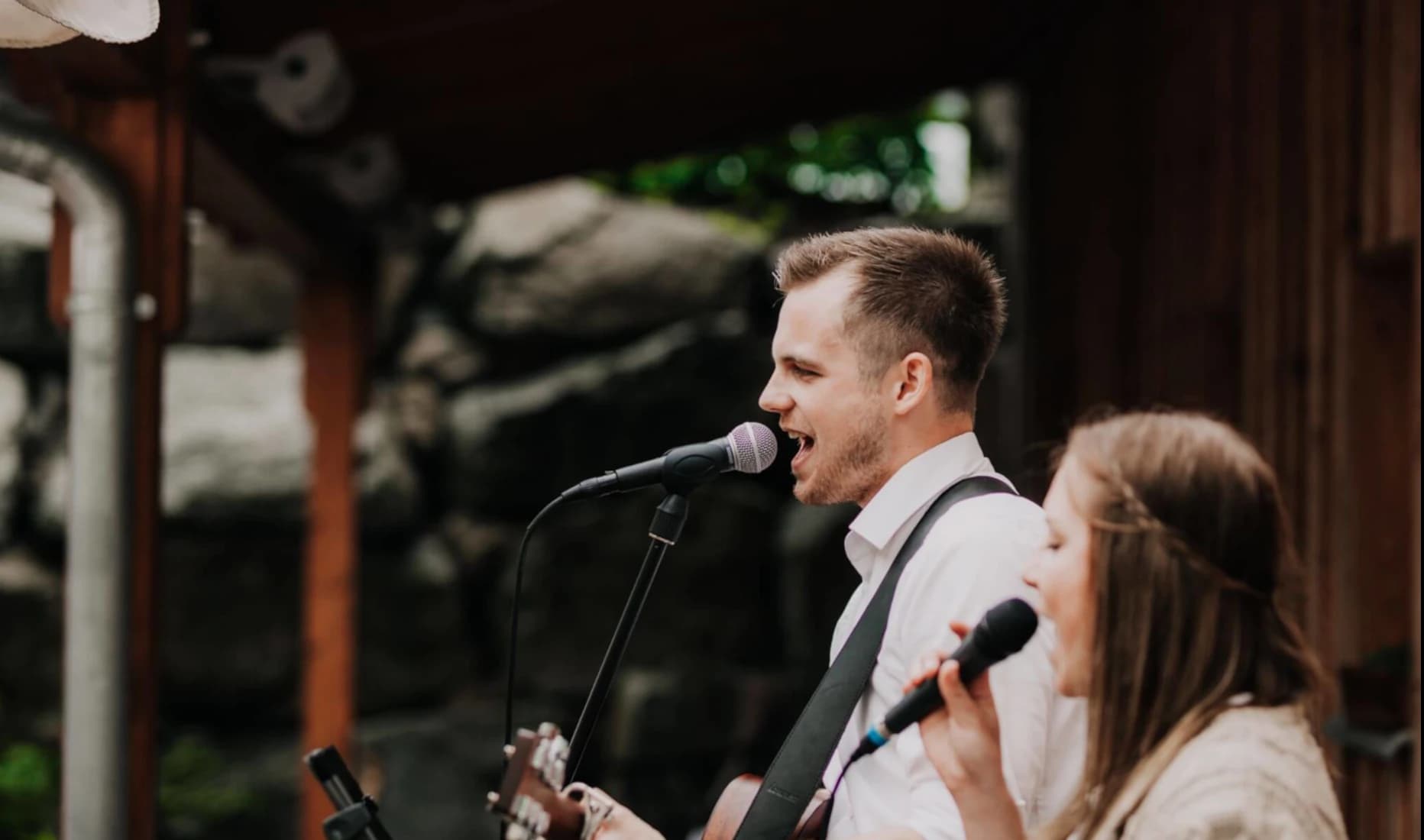 Das Akustik-Duo Heimatg’fühl bei einer Hochzeit bei Kaffee & Kuchen.