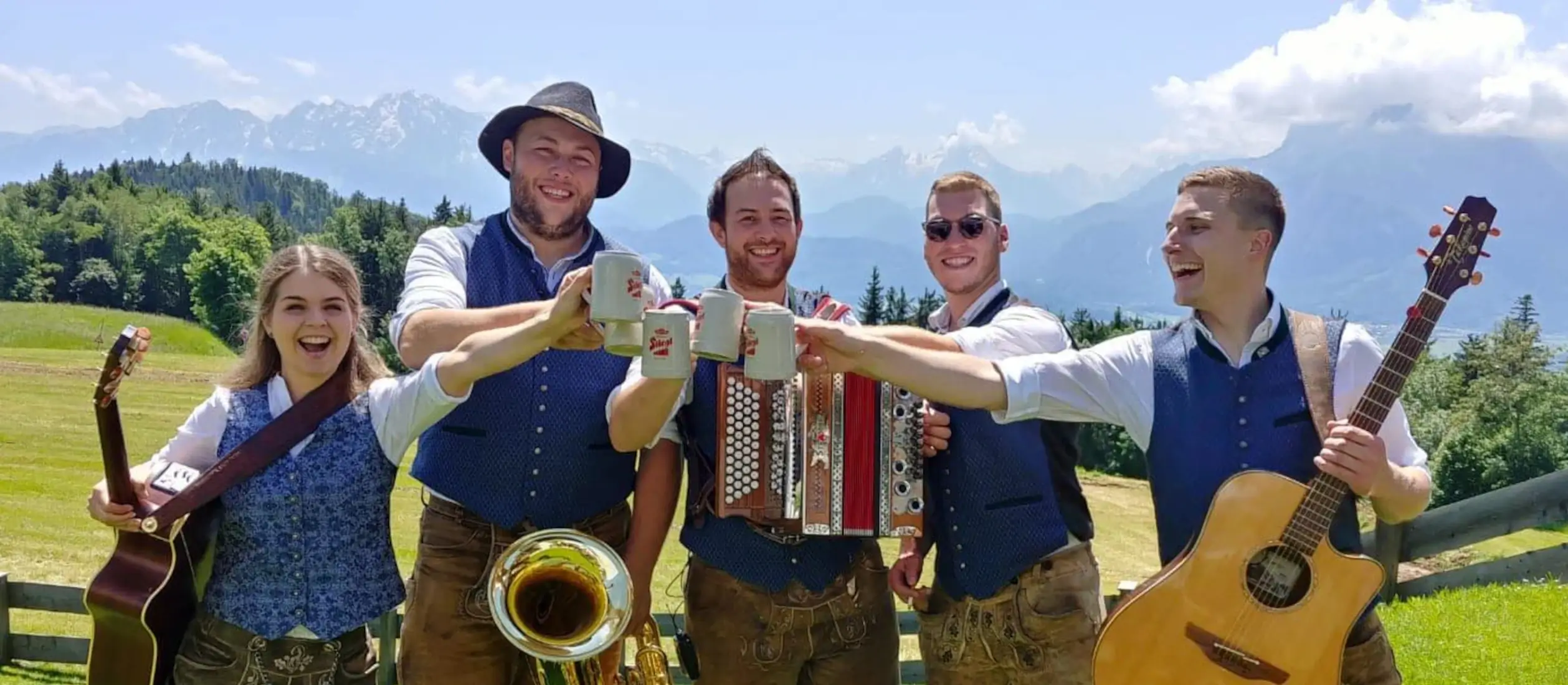 Die bayrische Partyband Herb'n Beets bei einer Hochzeit in Österreich beim Sektempfang.