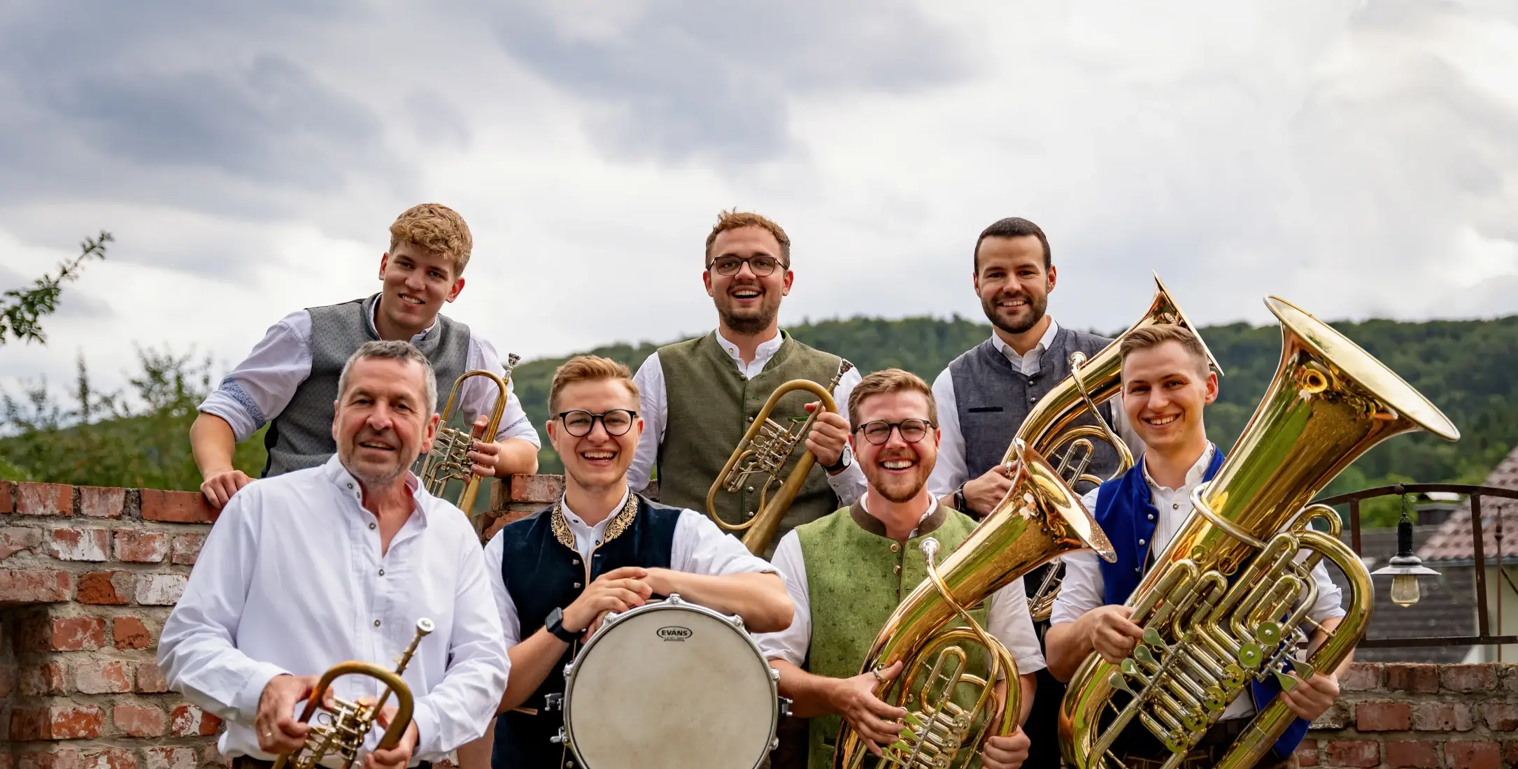 Die 7 Musiker der Kapelle Hochdruck Böhmische mit ihren Instrumenten bei einer kurzen Pause während einer Kirchweih.