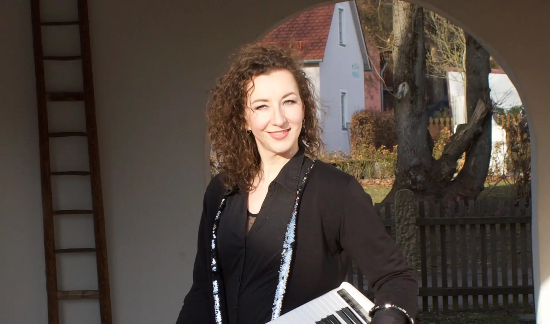 Hochzeitssängerin Keyrina mit Keytar im Freien – Livemusik für Trauung, Taufe und Event in Niederbayern und der Oberpfalz