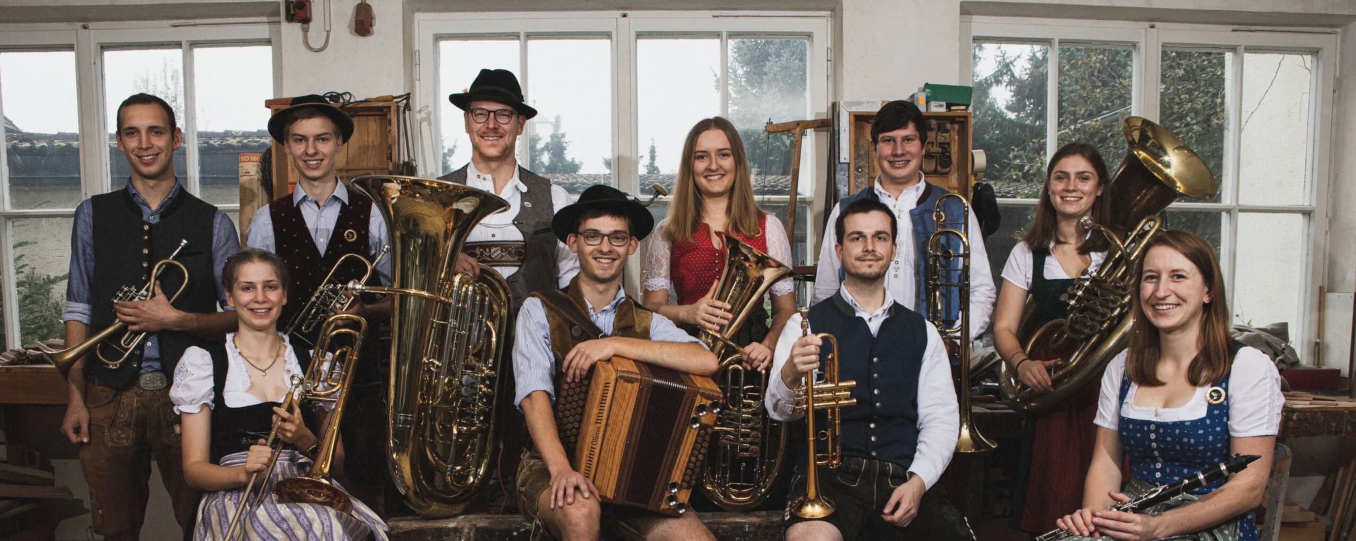 Die Musiker der Kapelle Quetschnblech mit ihren Instrumenten in der Schreinerei von Kapellmeister Georg Samberger selber.