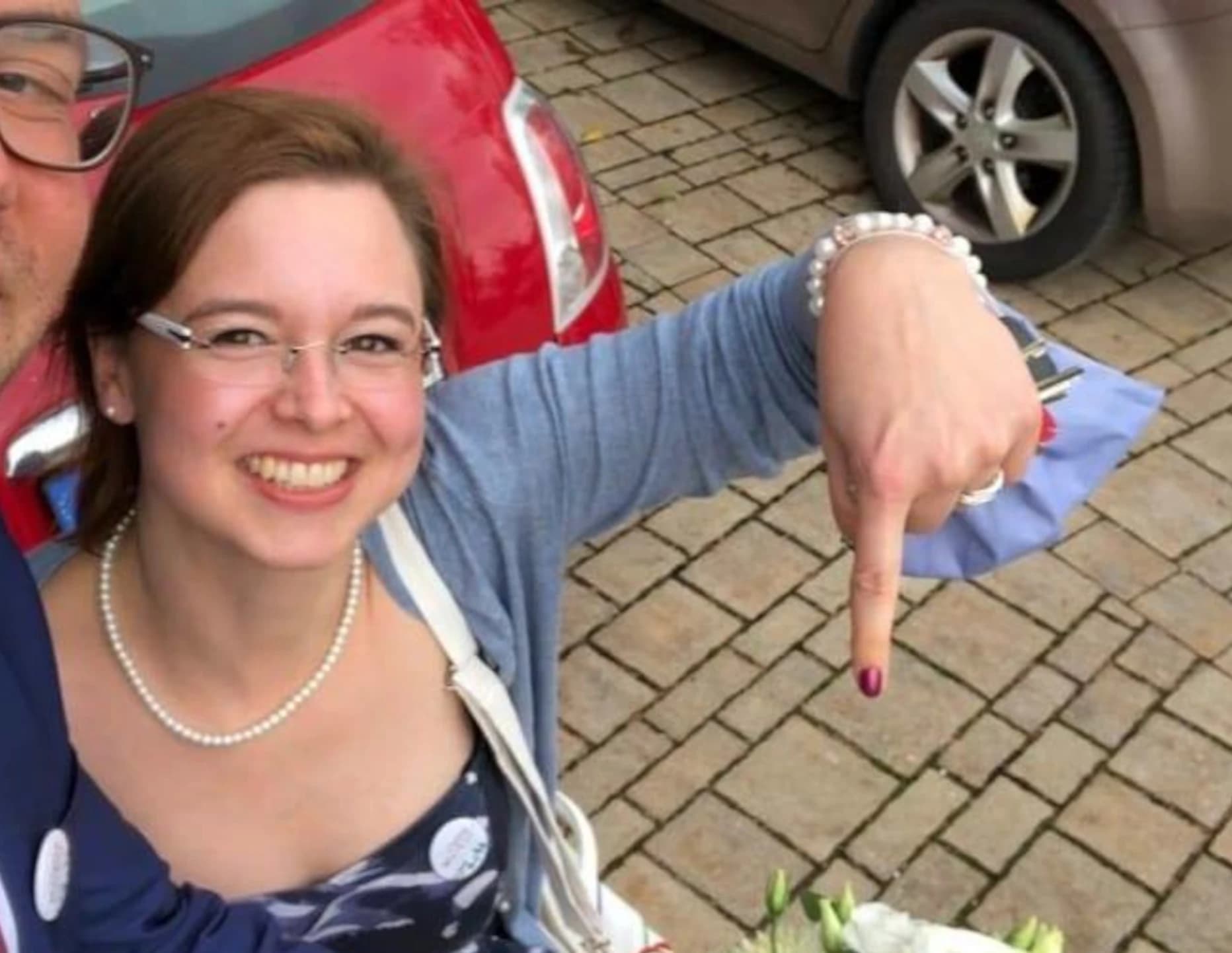 Die Hochzeitssängerin Katharina Kornprobst bei einer Hochzeit mit dem Brautstrauß in den Händen.