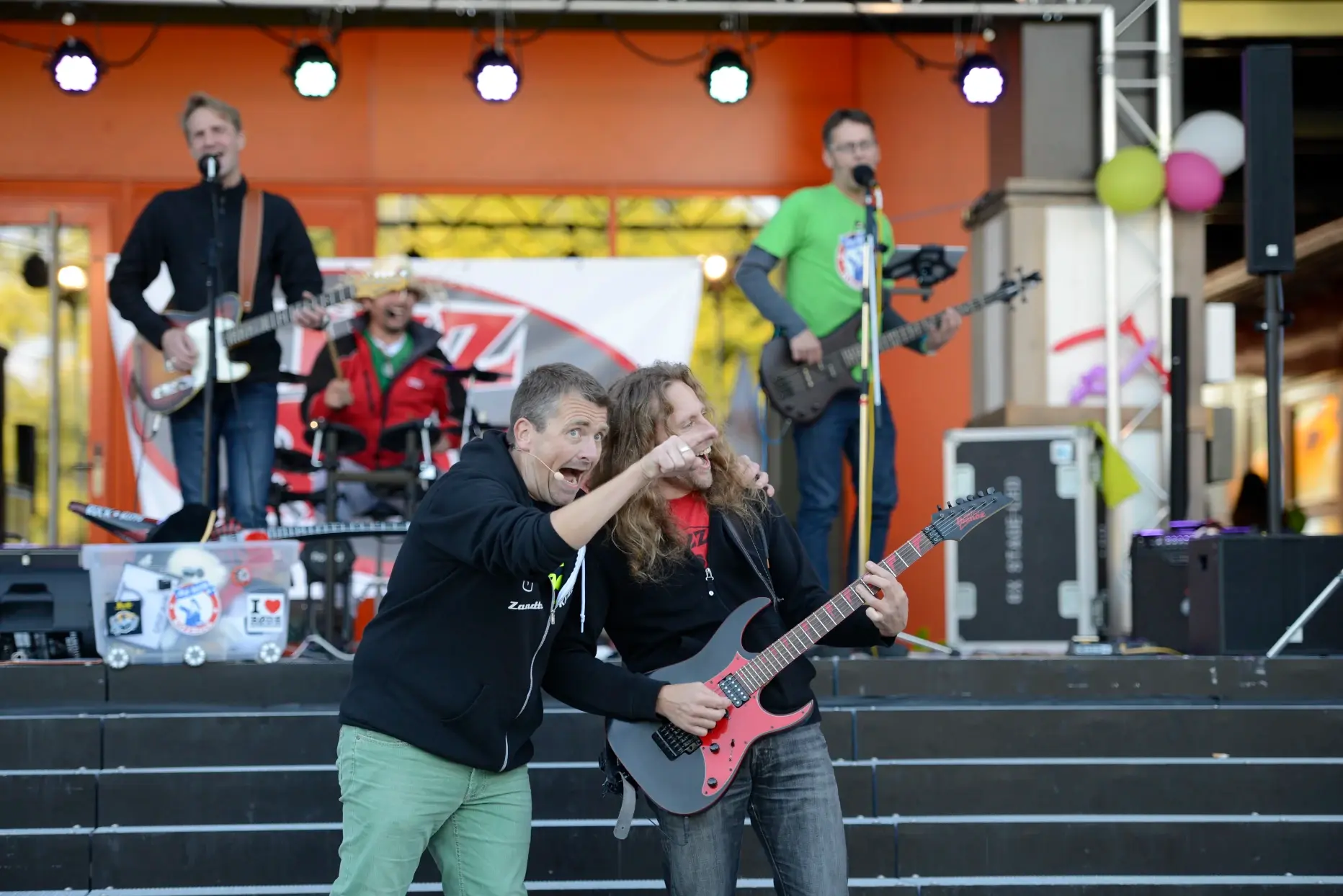 KIZZRock – die Kinder- und Jugendband aus Denkendorf live auf der Bühne mit Gitarren, Bass und Schlagzeug, energiegeladene Rockshow für junge Fans.