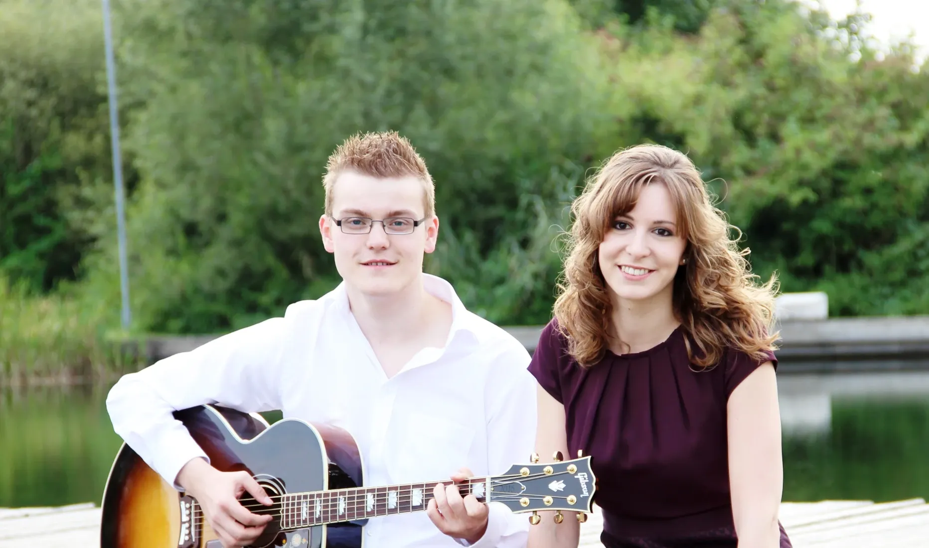 Die beiden Musiker des Akustik-Duos Lebensgfühl an einem kleinen Weiher in Freystadt.