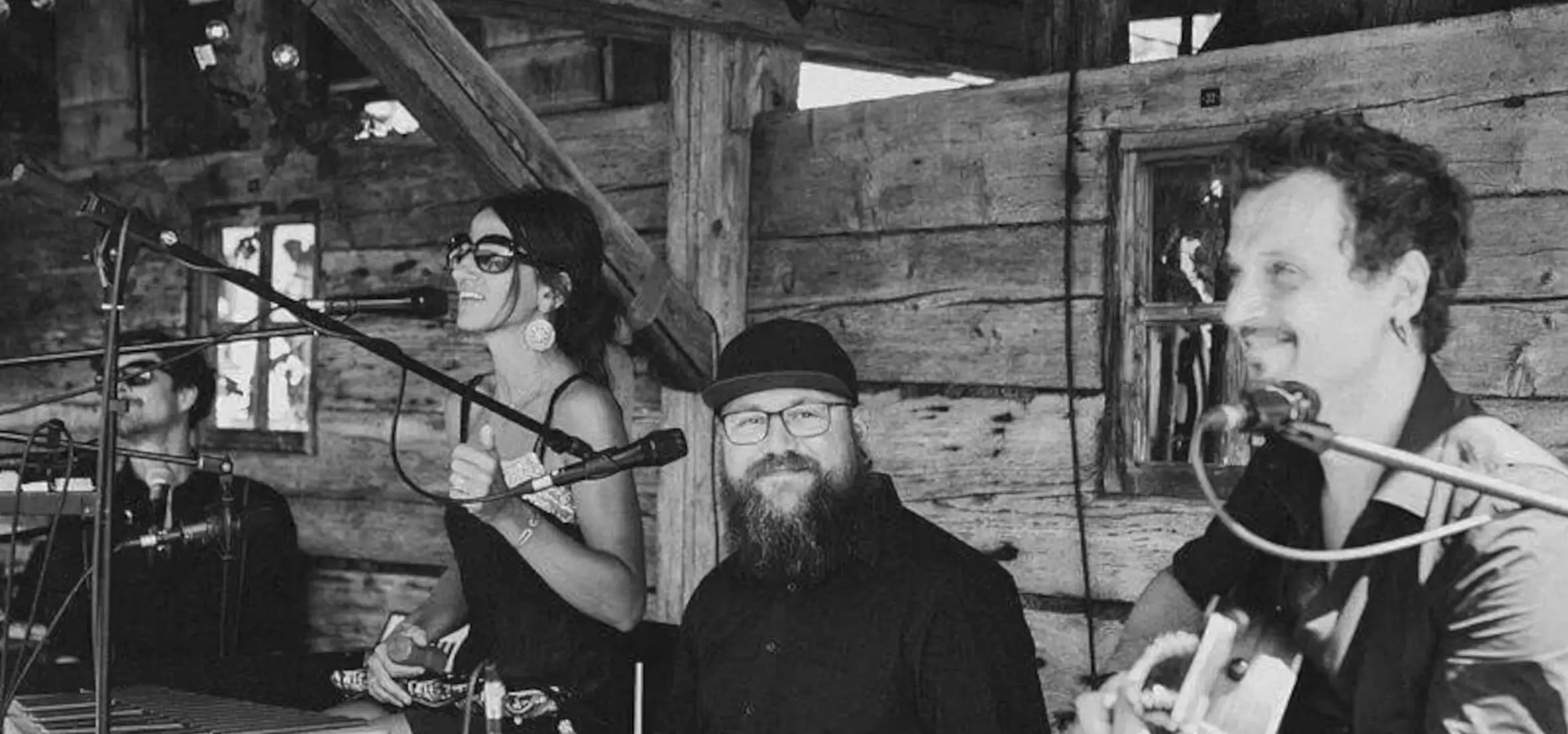 Die Musiker der Akustikband Lichtfängt bei Kaffee und Kuchen bei einer Hochzeit im Spiegelhof in Landshut.