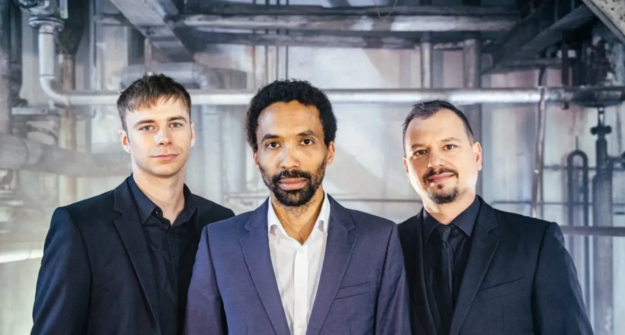 Die Partyband May Vibes steht in einem alten Produktionshalle neben einander.