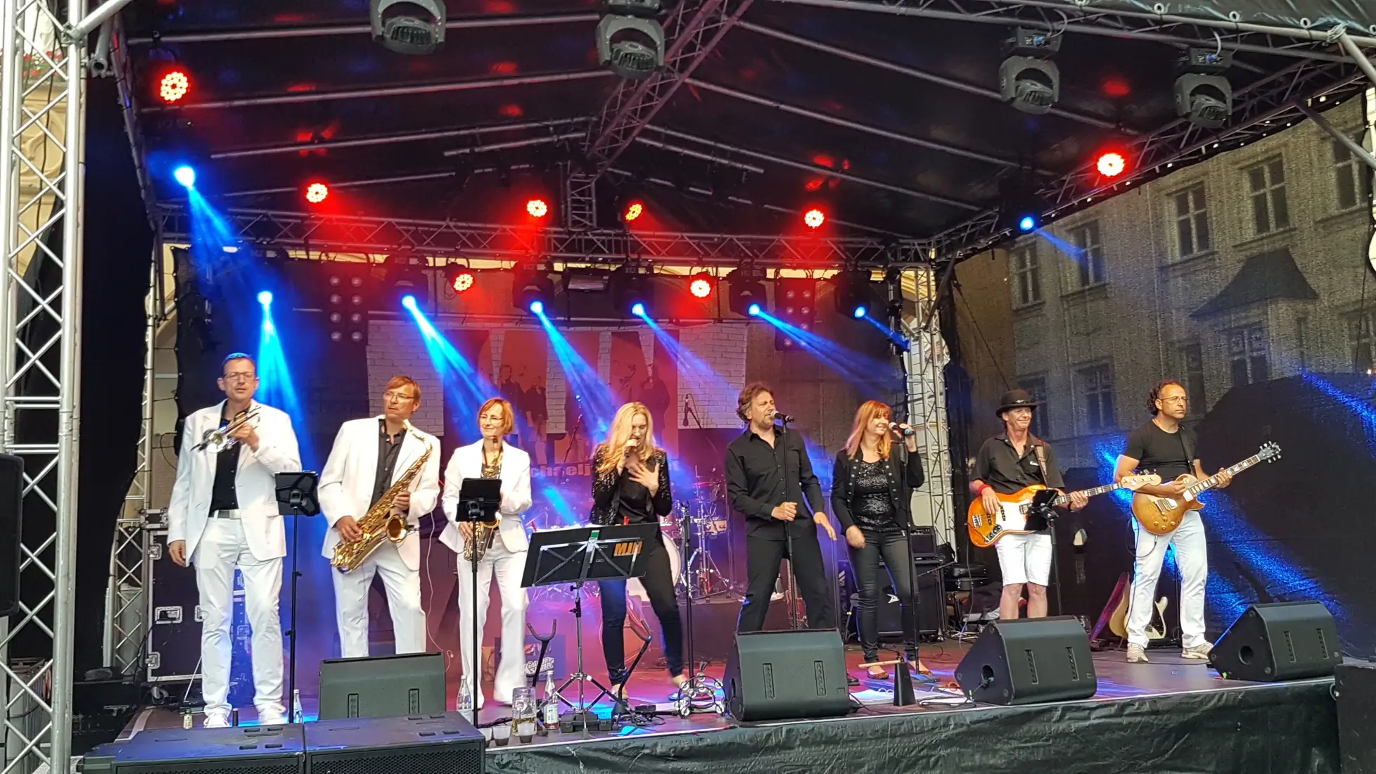 Die Partyband Michael Jackts Net auf der Bühne spielend beim Regensburger Bürgerfest.