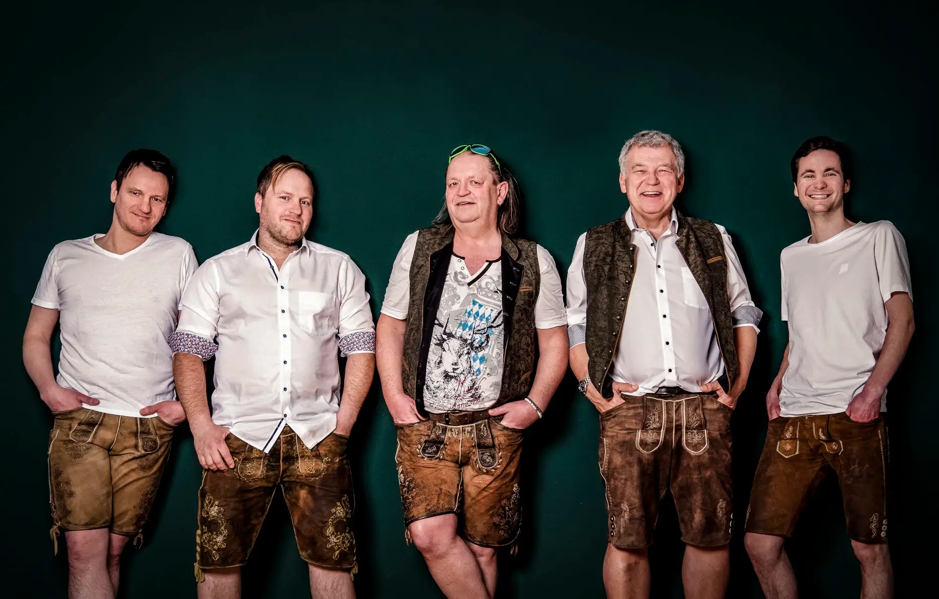 Die bayrische Partyband Moosbueffel vor einer schwarzen Leinwand im Fotostudio.
