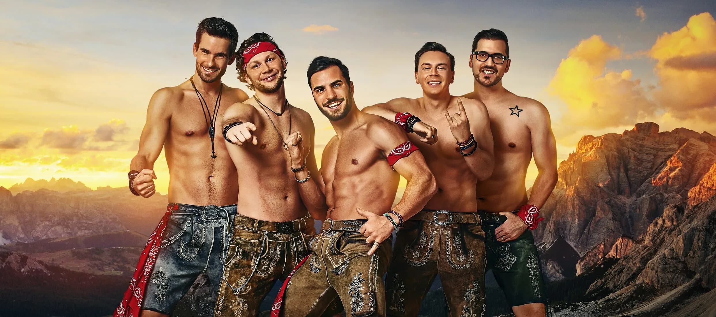 Mountain Crew – die Partyband aus Österreich, fünf Musiker in Lederhosen und oberkörperfrei posieren vor beeindruckender Bergkulisse im Sonnenuntergang.