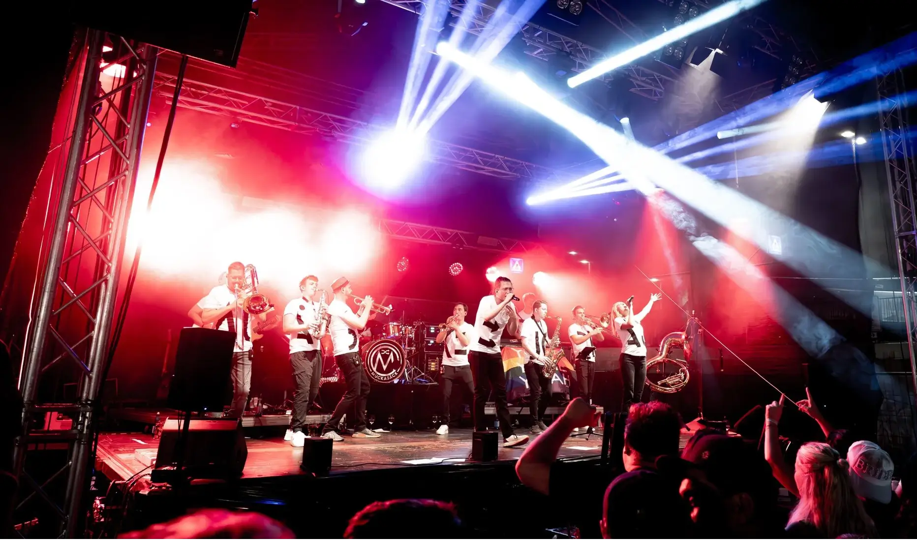 Die Brass-Band Muckasäck live auf der Bühne.