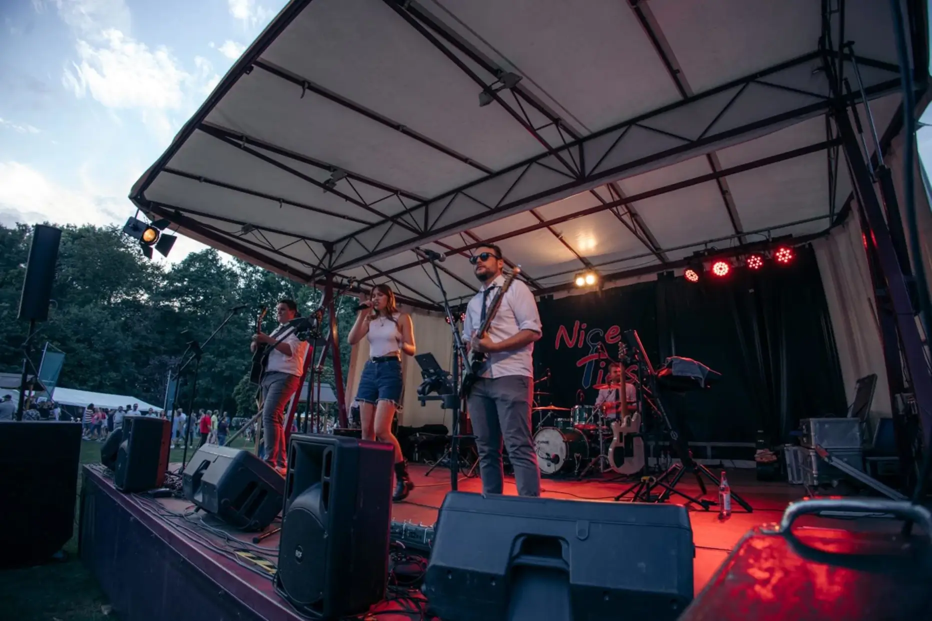 Die Partyband Nice Ties live auf der Bühne auf einer Veranstaltung in Regensburg.