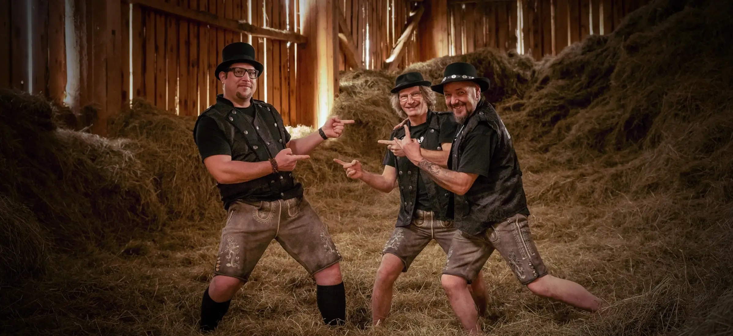 Die 3 Musiker der bayrischen Partyband in einem alten Heu-Stodl.