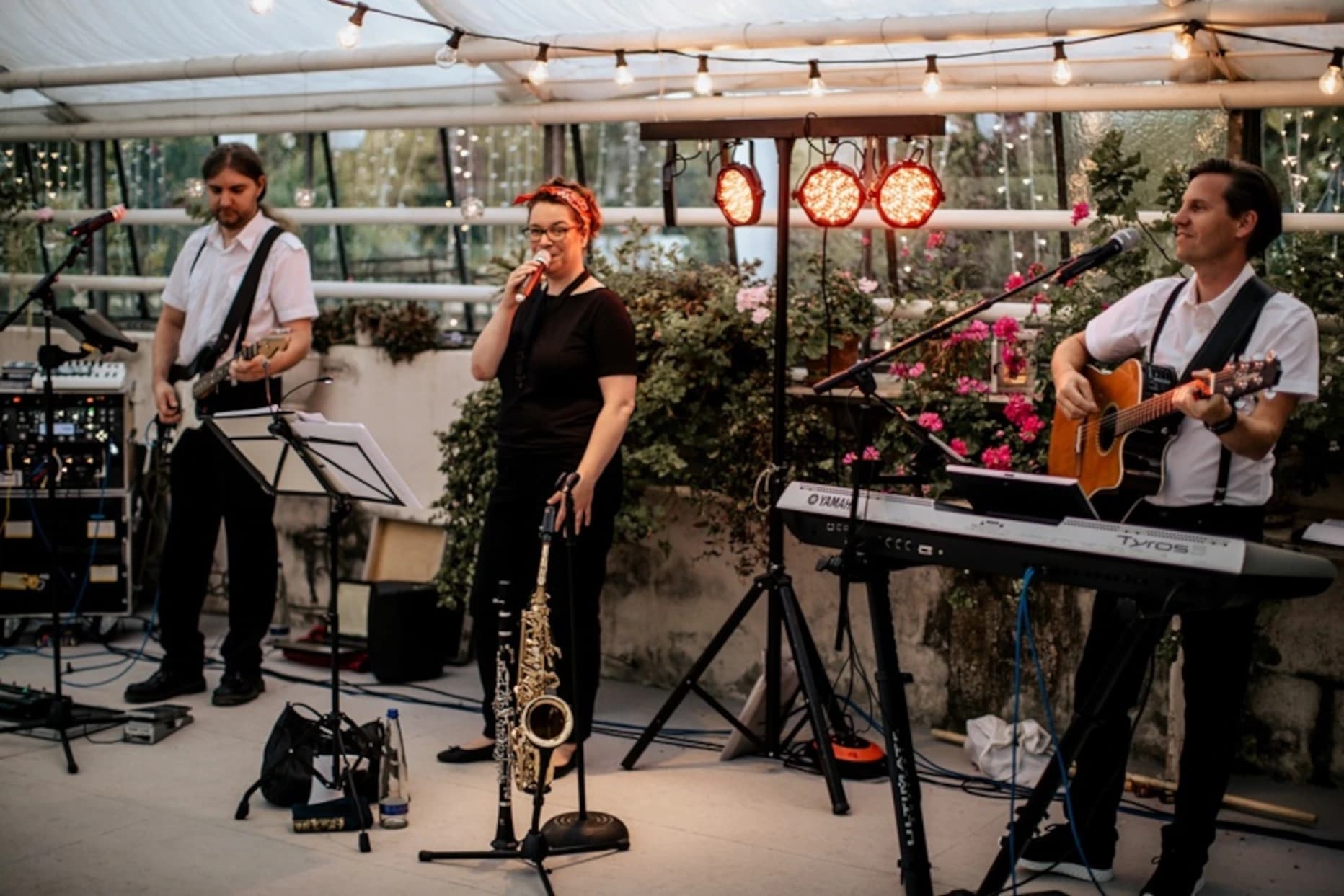 Die drei Musiker der Partyband Partybox auf einer Hochzeit bei Kaffee und Kuchen.