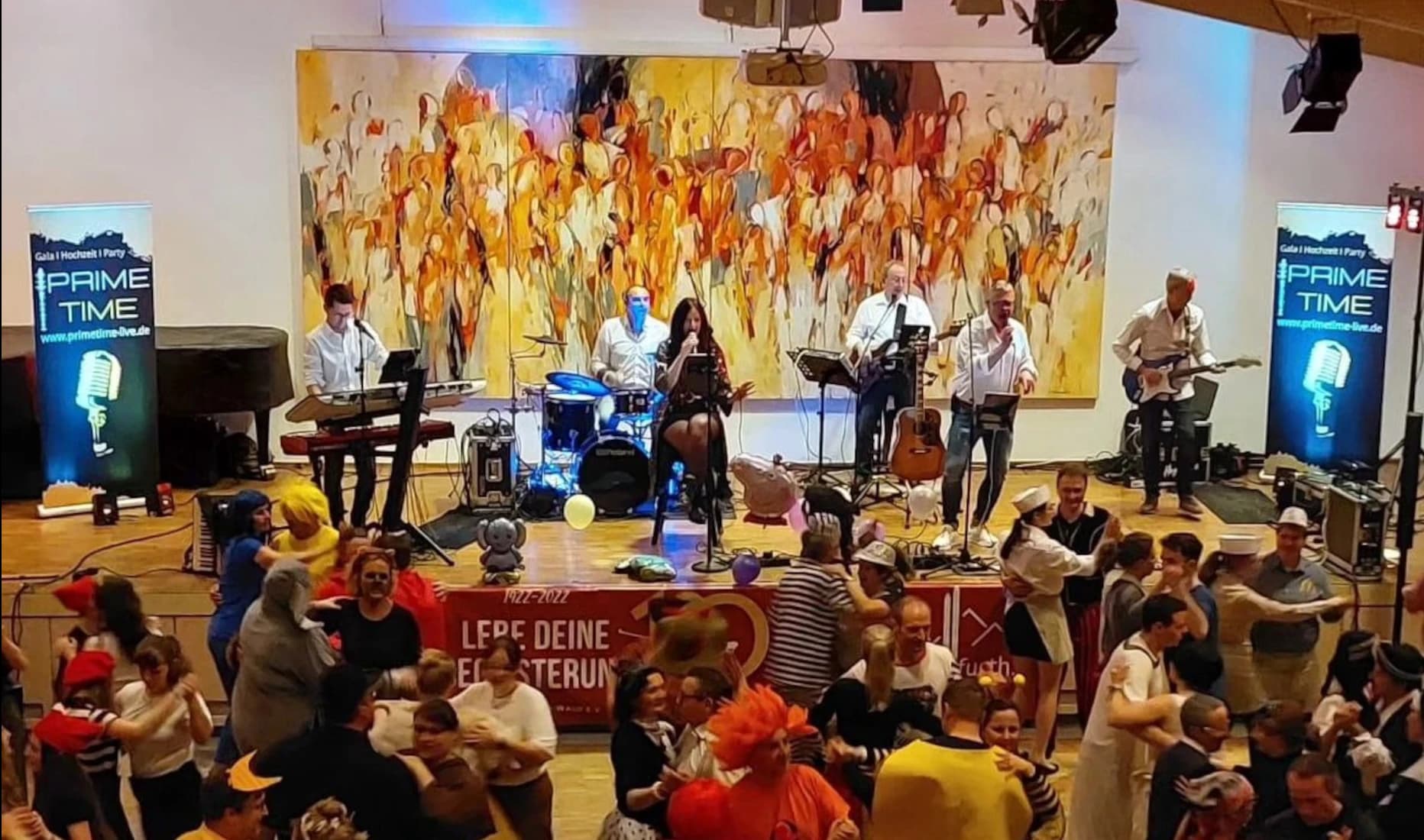 Die Partyband Prime Time live auf der Bühne bei einer Gala.