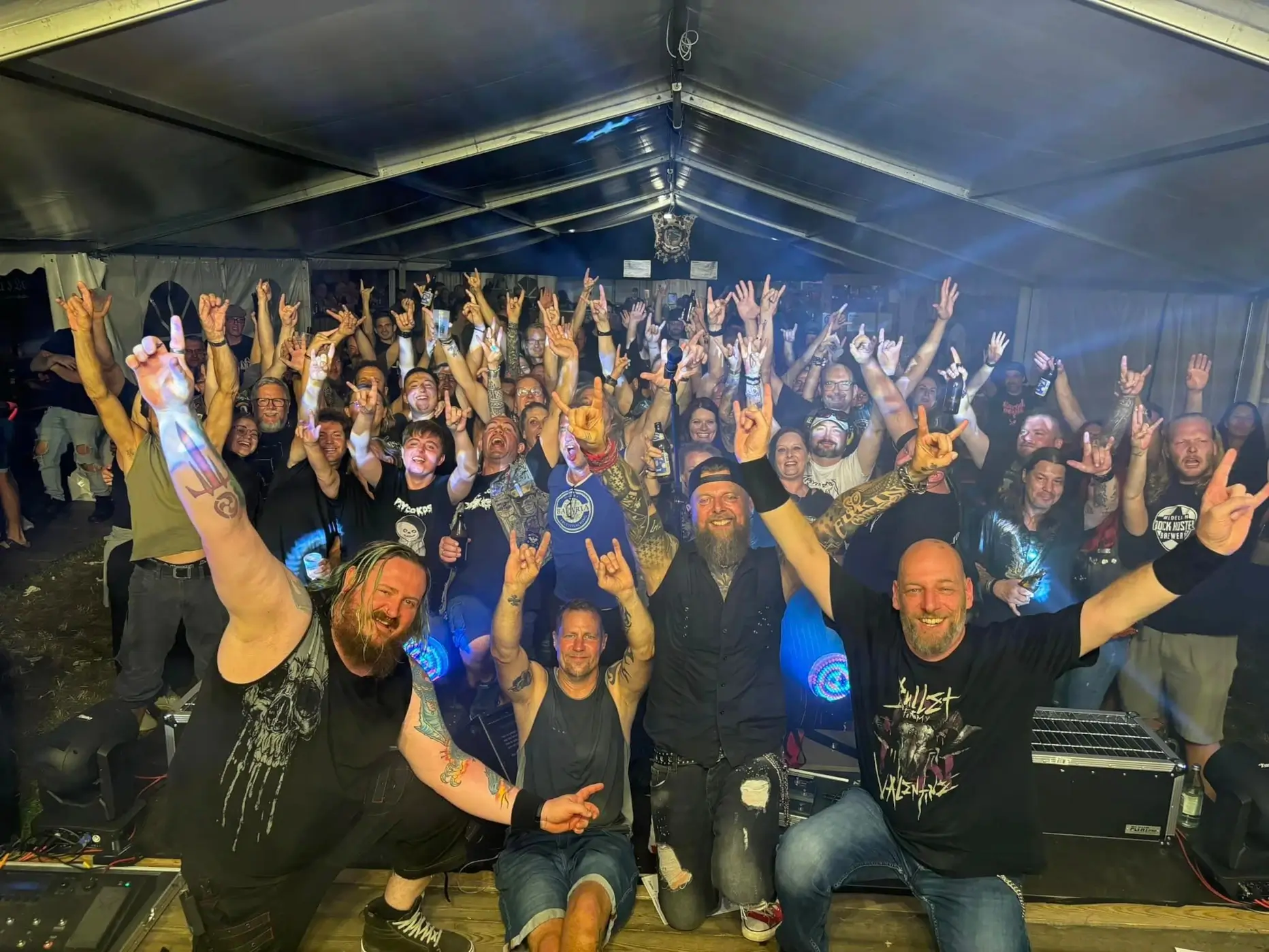 Die Metalband bei einem Bikertreffen in Cham auf der Bühne