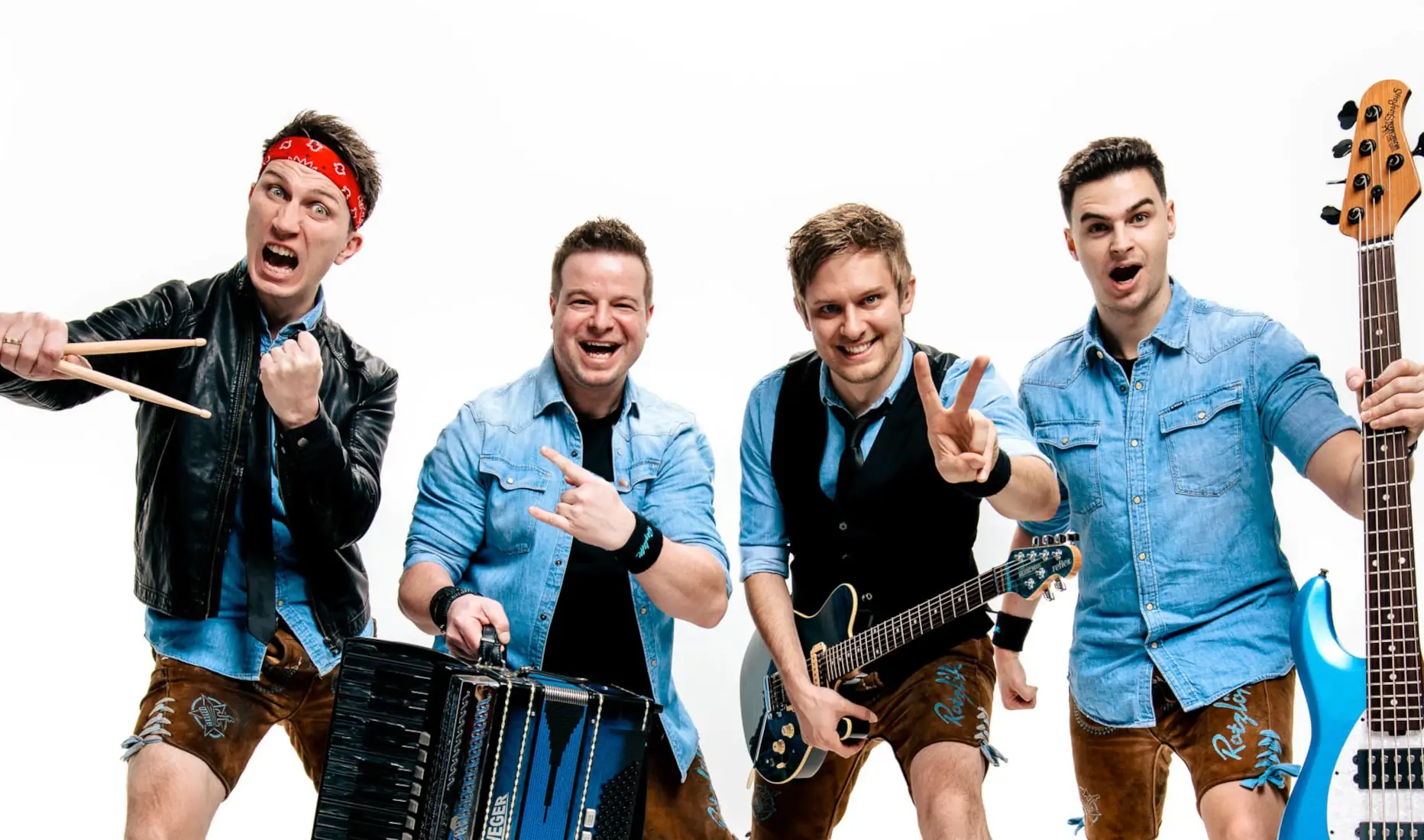 Rotzlöffl – die bayrische Partyband aus Schwarzenfeld mit Lederhosen, E-Gitarre, Bass, Schlagzeug und Akkordeon, energiegelantes Bandfoto mit rockigem Style.