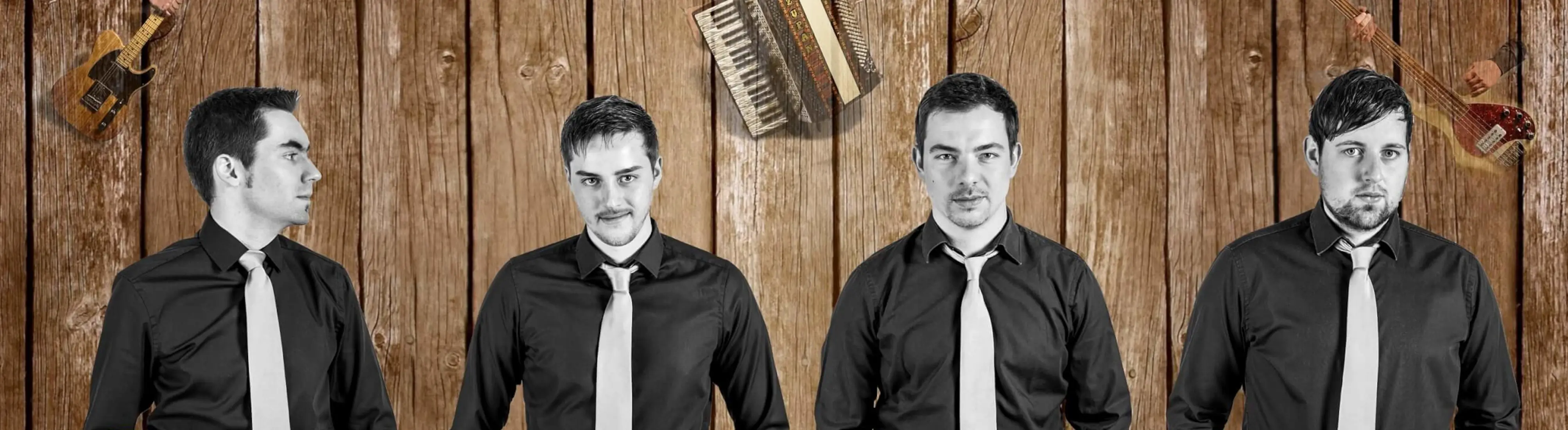 Route 12 34 – die bayrische Partyband aus Furth im Wald, vier Musiker in schwarz-weißer Kleidung posieren vor einer rustikalen Holzwand mit schwebenden Instrumenten.