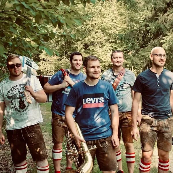 SaKrisch – die bayrische Partyband, fünf junge Musiker in Freizeitkleidung mit Instrumenten unterwegs im Grünen, ideal für Stimmung im Festzelt und auf Volksfesten.