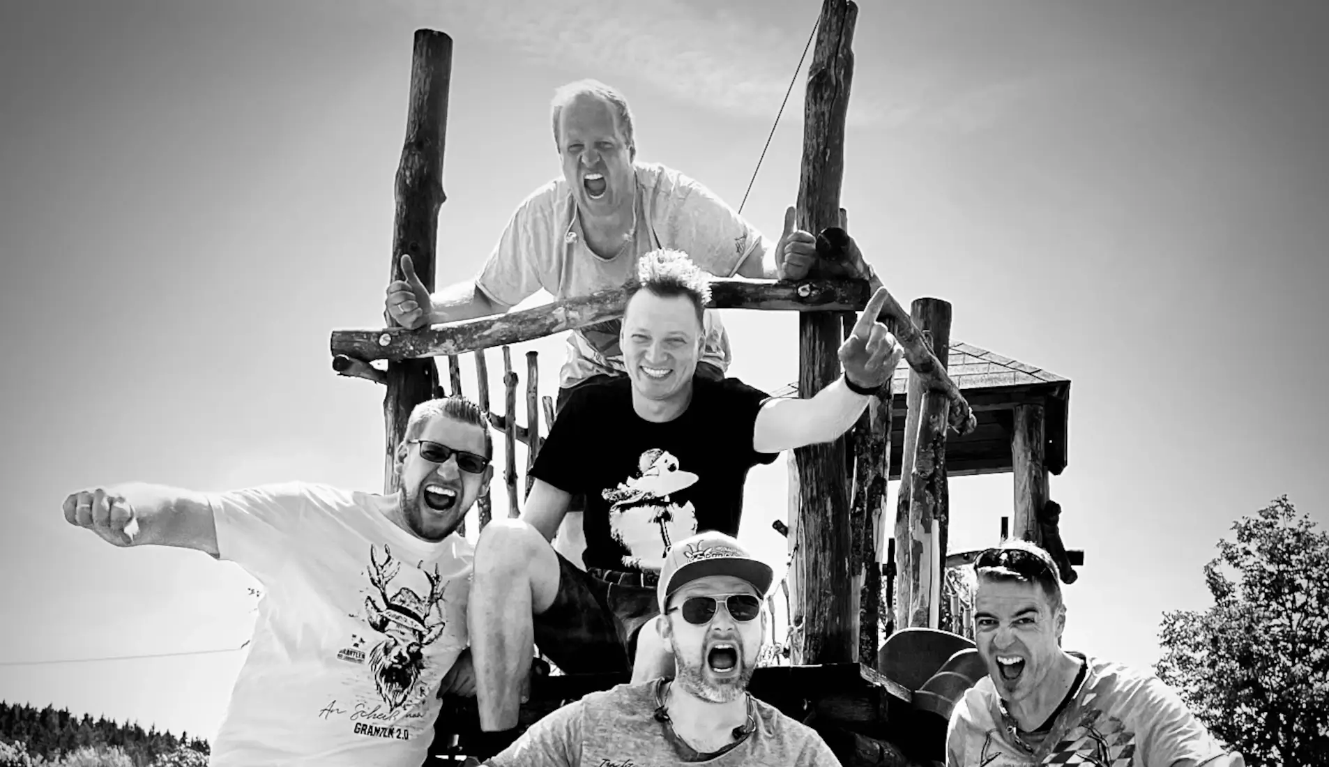 Die bayrische Partyband Sappralot aus Burglengenfeld auf einem Spielplatz während einer Hochzeit.