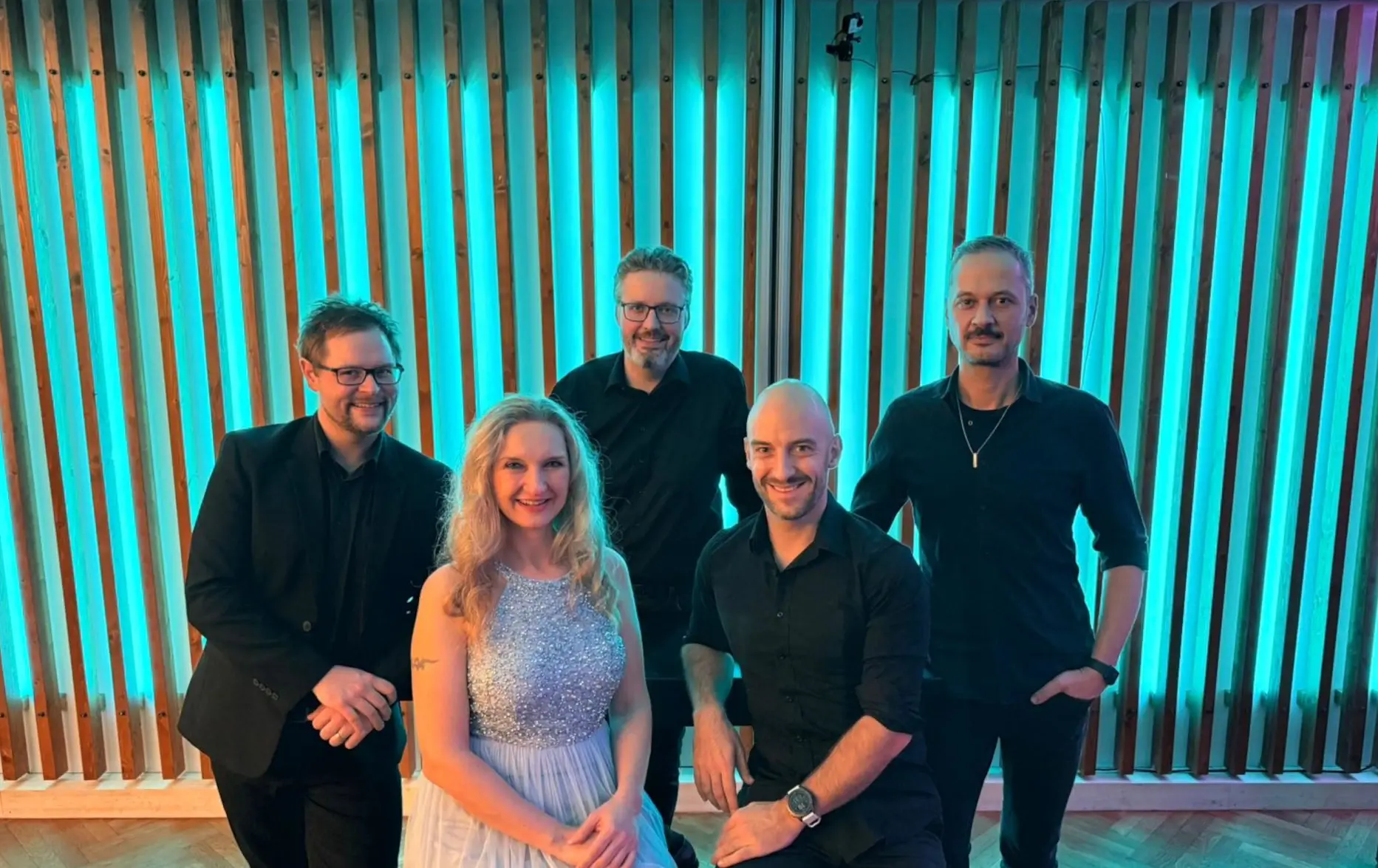 Band Silk and Sound bei einem entspannten Treffen im Freien – Soul-, Pop- und Groove-Musiker in lockerer Atmosphäre