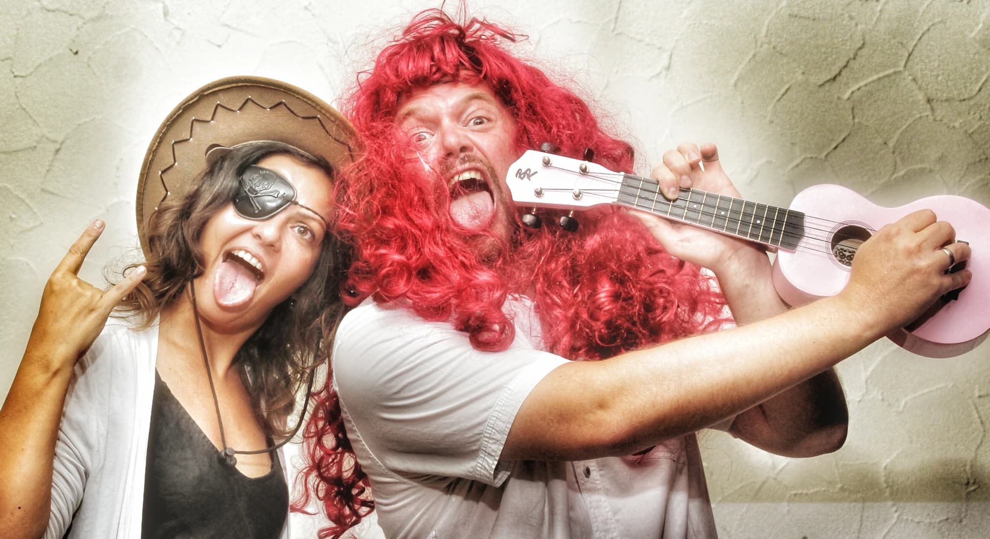 Die zwei Sänger der Partyband und Singing-Dj-Formation Singing Sonixx verkleidet und nebeneinander stehend und laut singend auf einer Hochzeit.