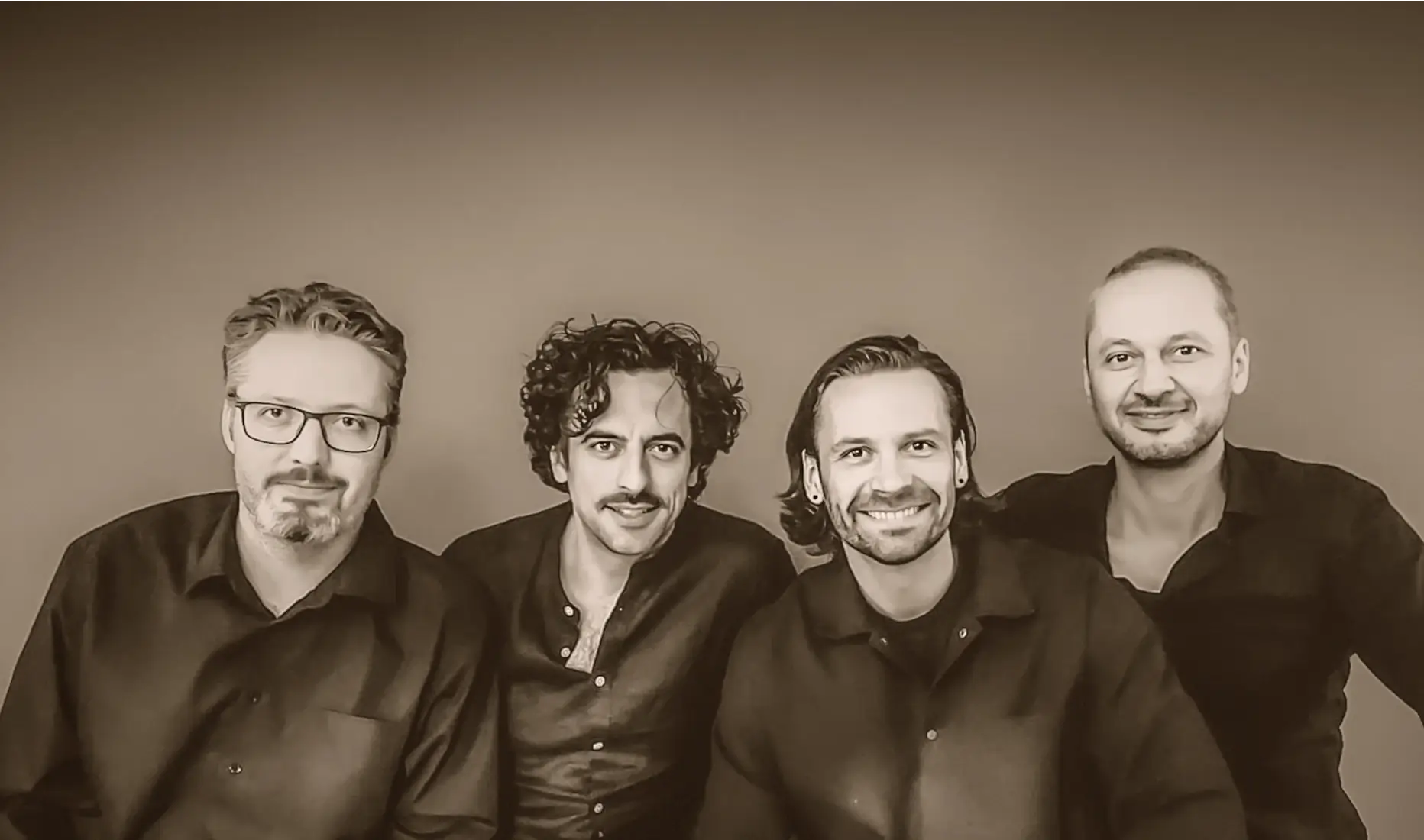 Die Musiker der Backgroundband Smooth'n'groove auf einem Sofa vor einem Auftritt in der Hotelbar Kaiserbeck in Beilngries.